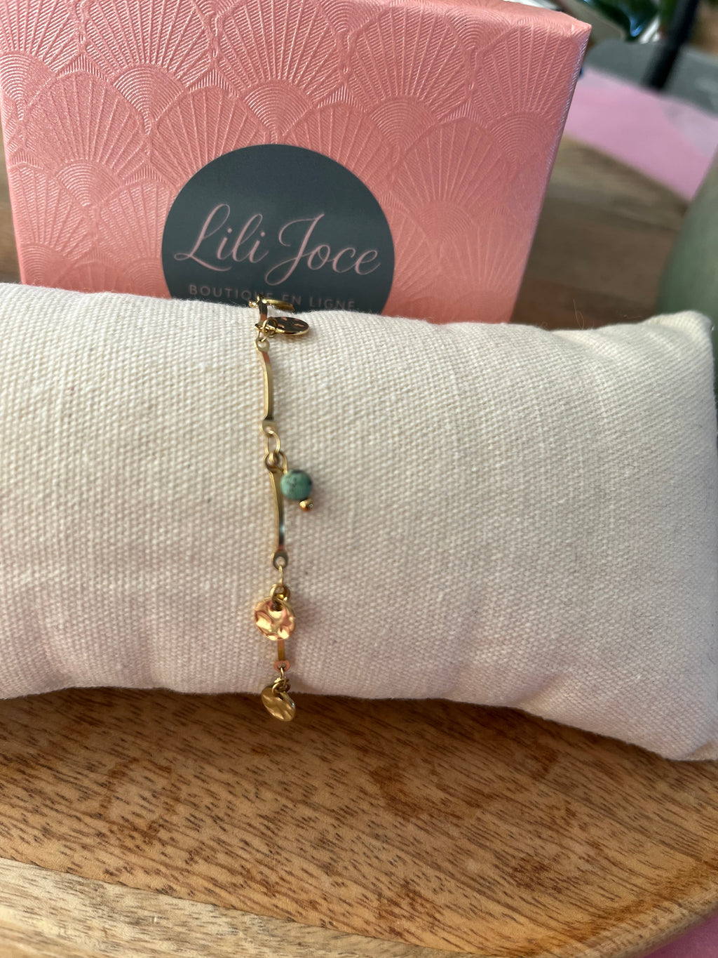 Bracelet doré avec pendentif rond et turquoise d’Afrique – Harmonie lumineuse
