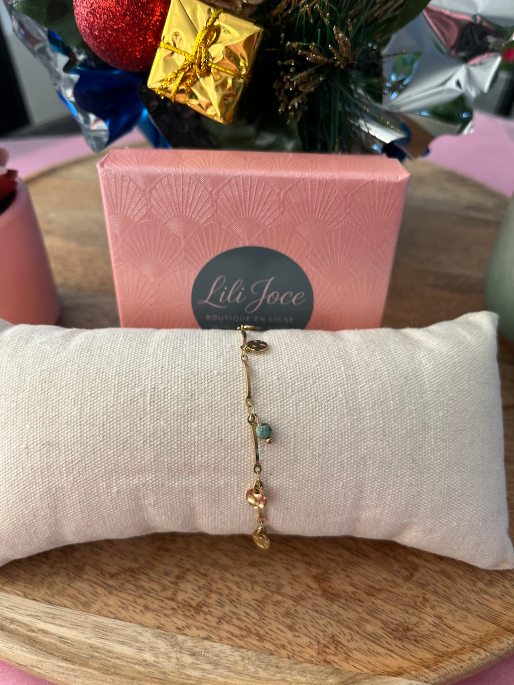 Bracelet doré avec pendentif rond et turquoise d’Afrique – Harmonie lumineuse