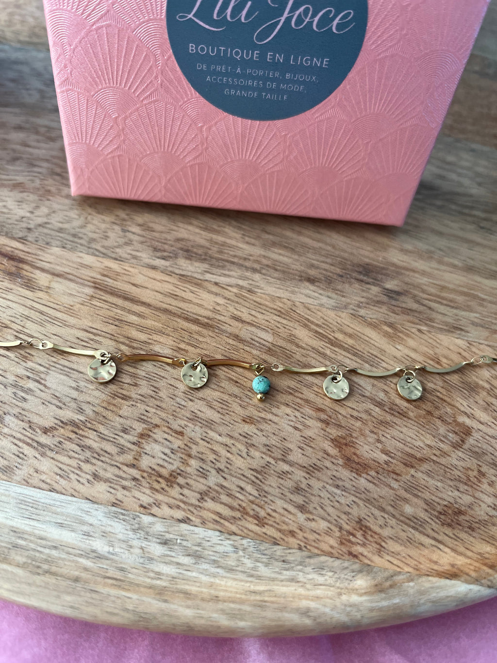 Bracelet doré avec pendentif rond et turquoise d’Afrique – Harmonie lumineuse