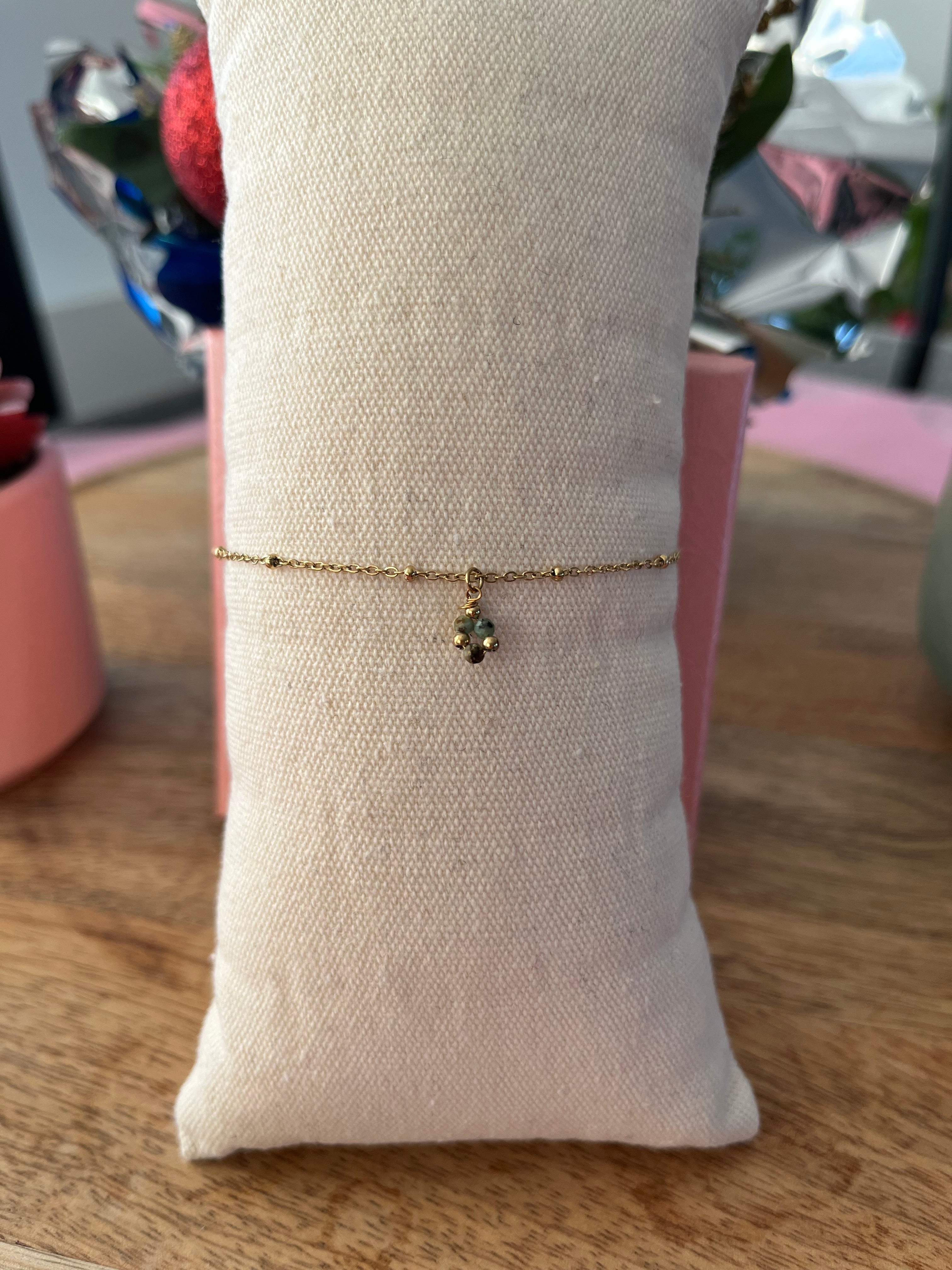 Bracelet doré avec turquoise d’Afrique – Élégance et énergie