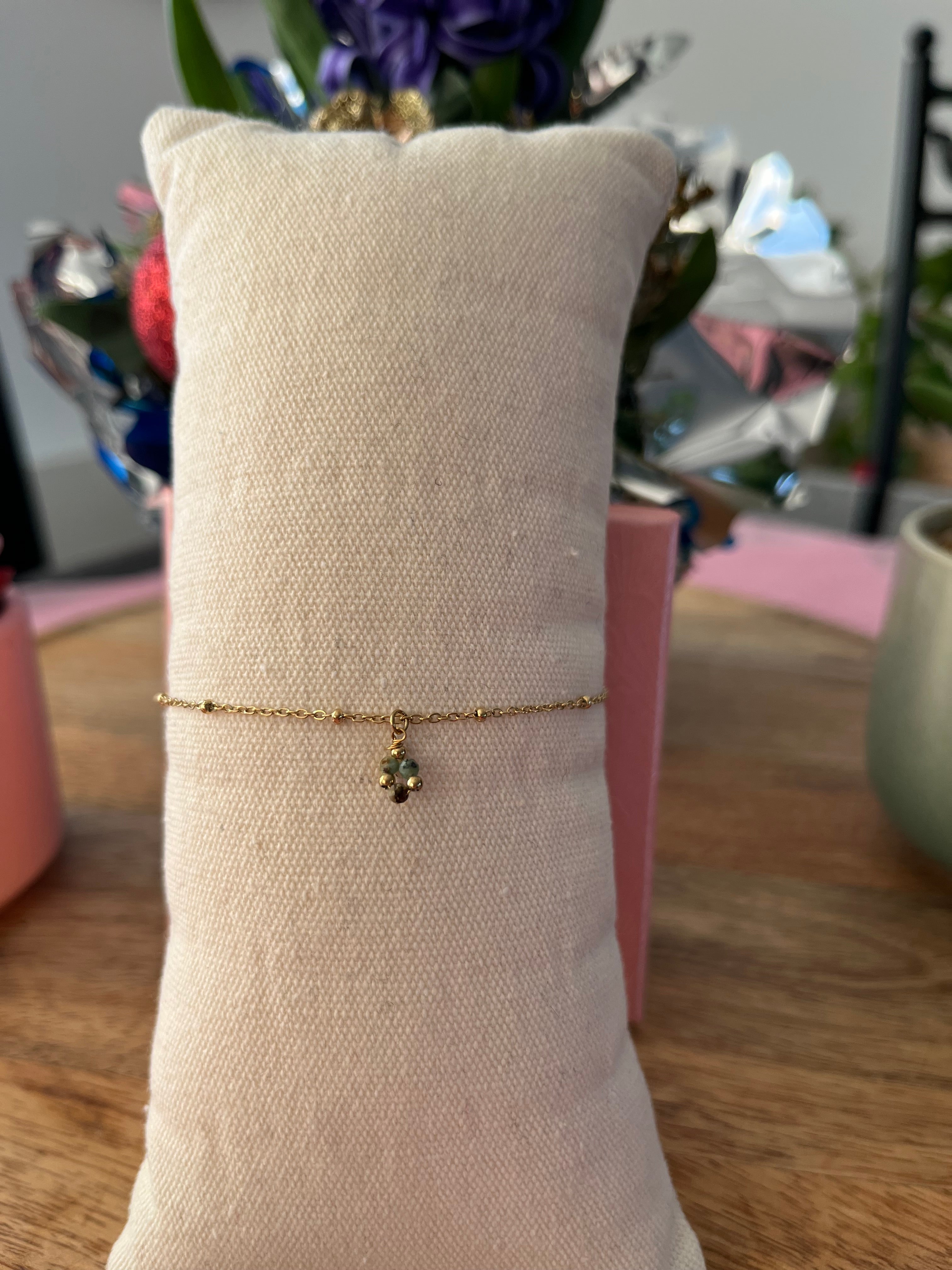 Bracelet doré avec turquoise d’Afrique – Élégance et énergie