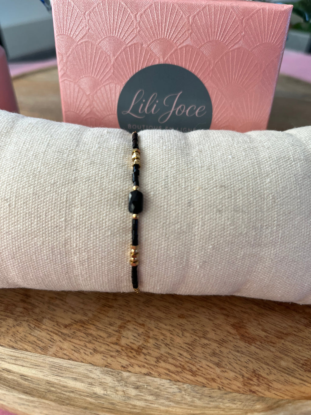 Bracelet fin noir et doré avec pierre centrale – Élégance et modernité