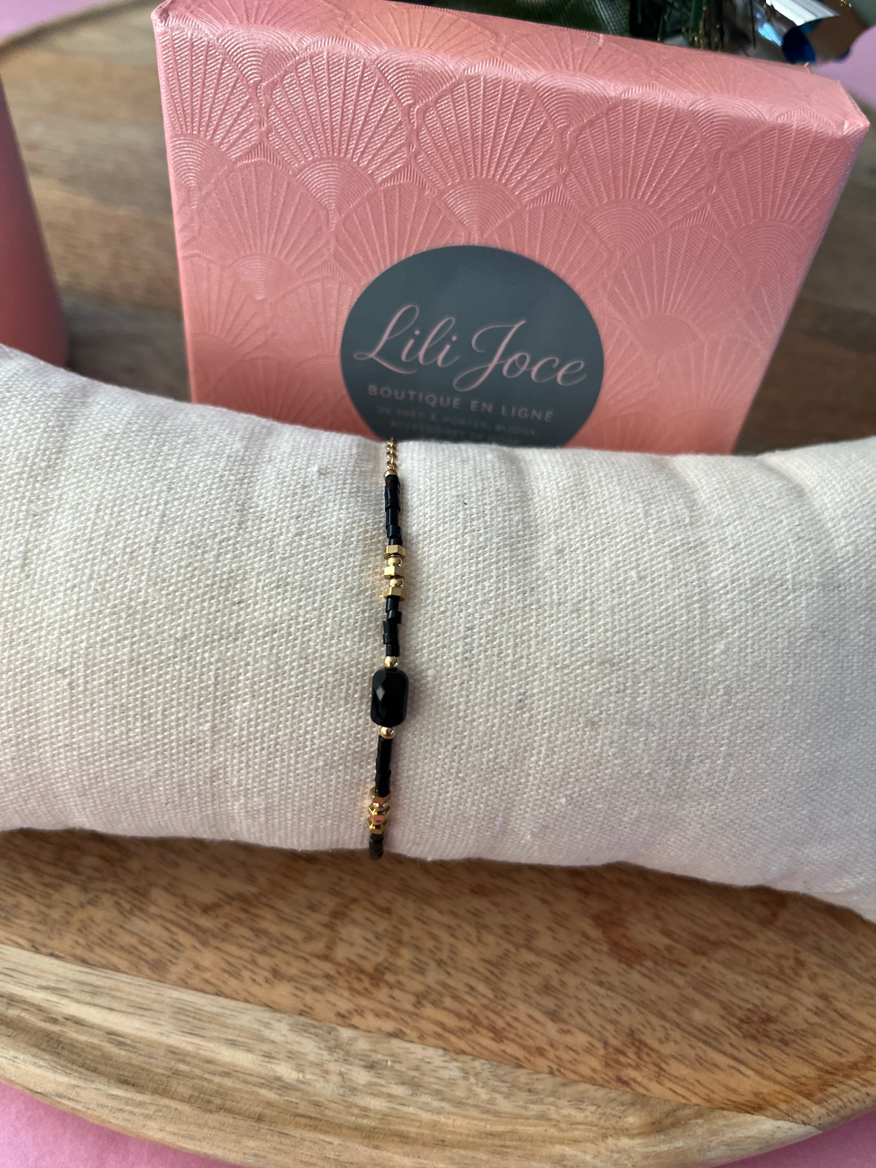 Bracelet fin noir et doré avec pierre centrale – Élégance et modernité