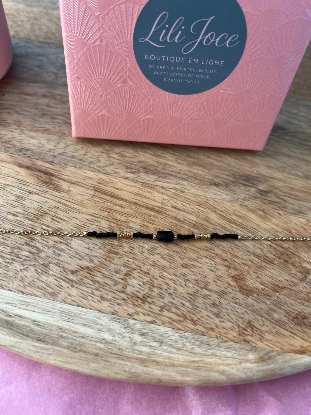 Bracelet fin noir et doré avec pierre centrale – Élégance et modernité