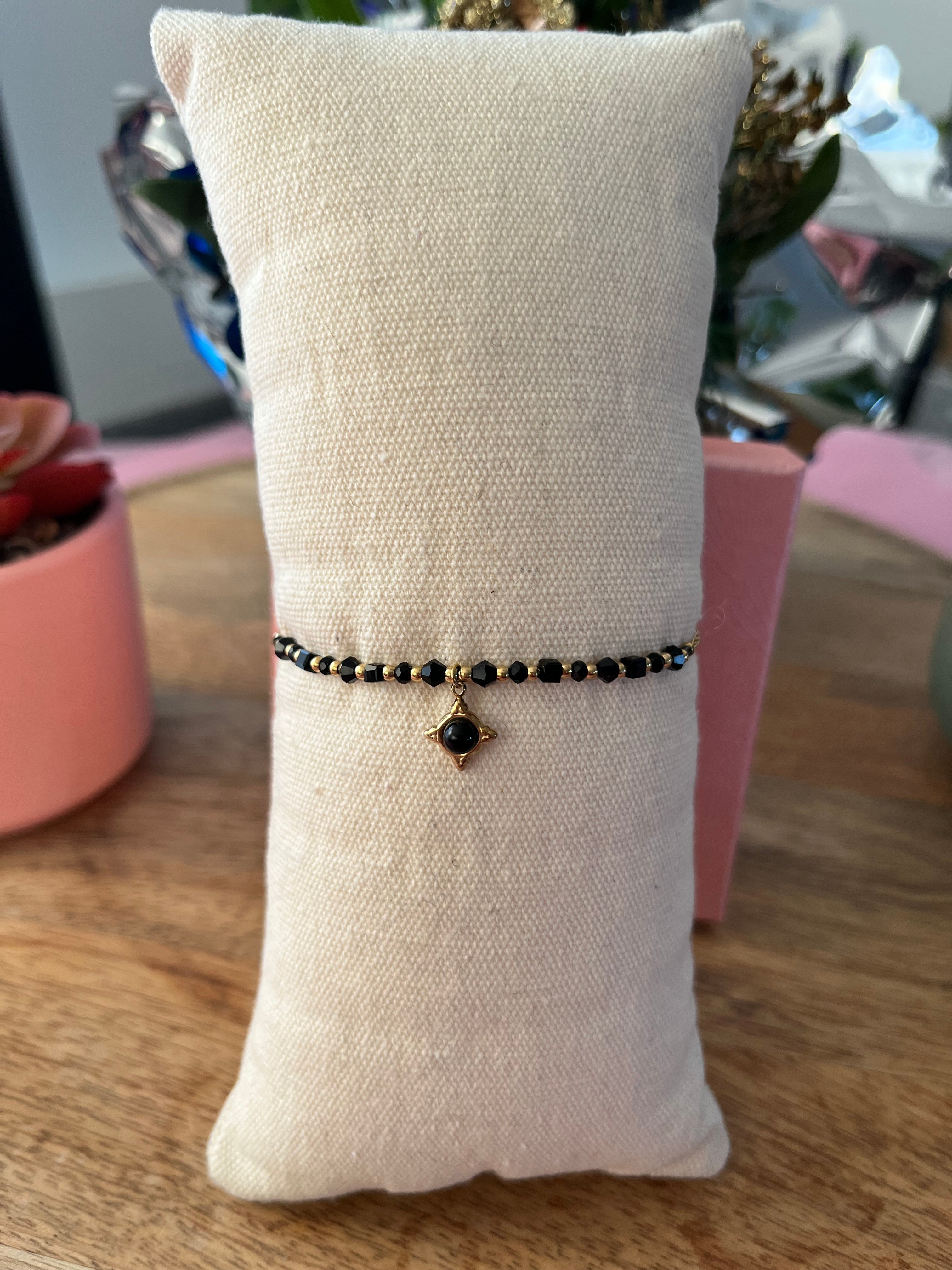 Bracelet noir et doré – Étoile centrale et pierre noire
