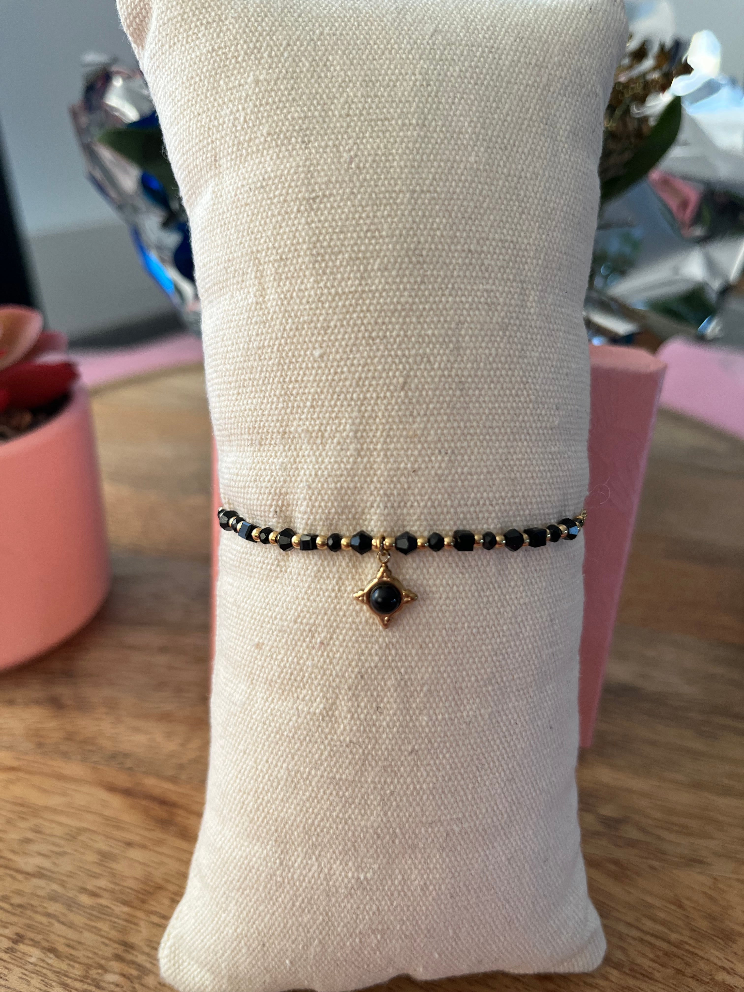 Bracelet noir et doré – Étoile centrale et pierre noire