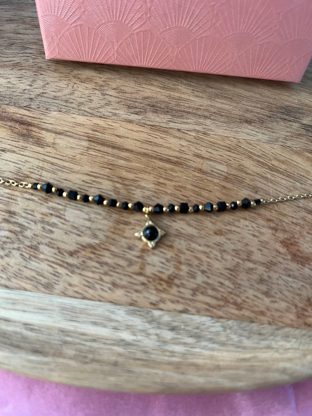 Bracelet noir et doré – Étoile centrale et pierre noire