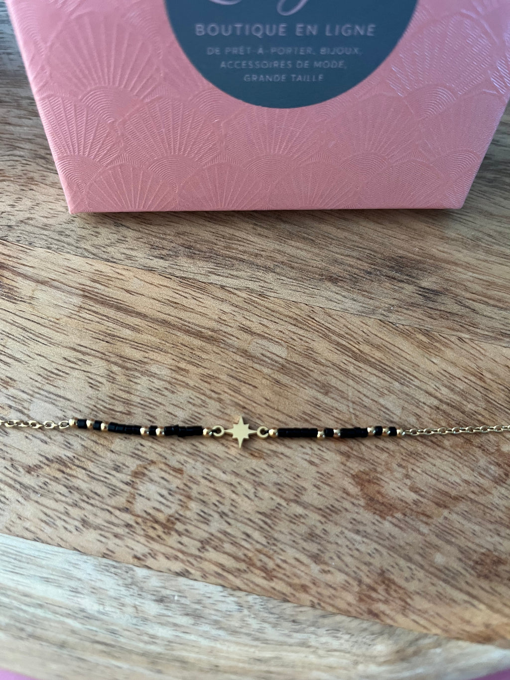 Bracelet doré et noir – Étoile centrale élégante