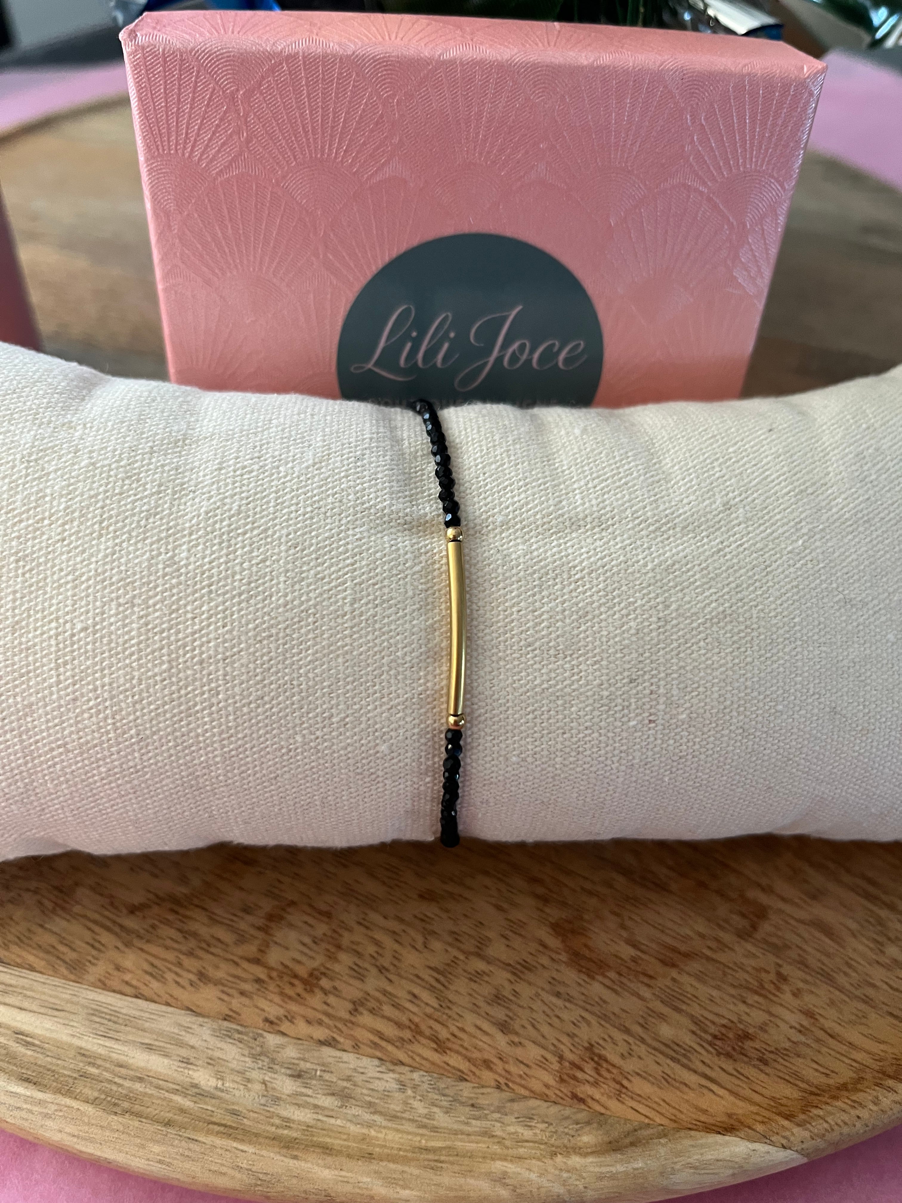 Bracelet en pierres noires avec barre dorée – Élégance minimaliste