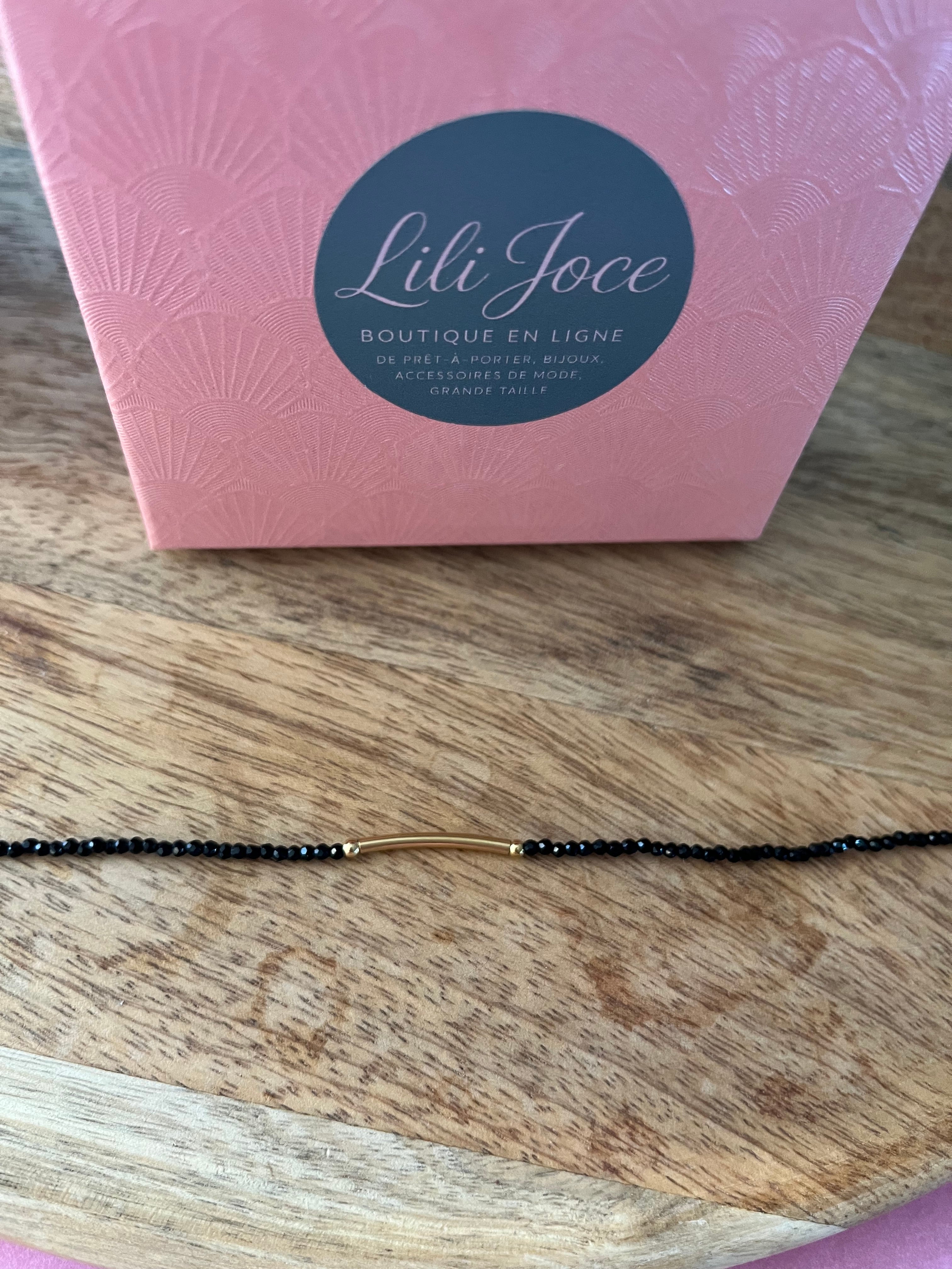 Bracelet en pierres noires avec barre dorée – Élégance minimaliste