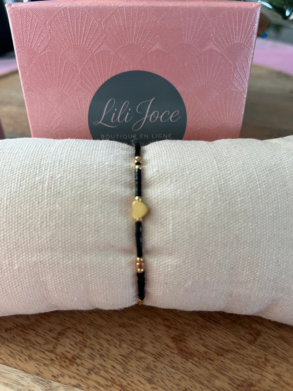 Bracelet noir et doré – Petit cœur central