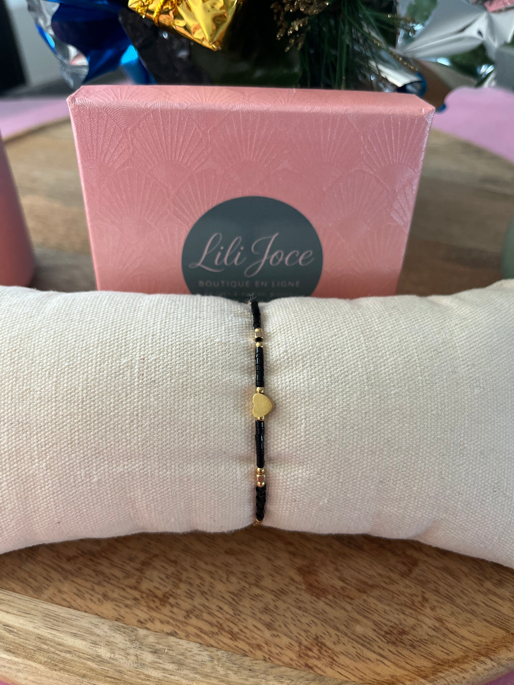 Bracelet noir et doré – Petit cœur central