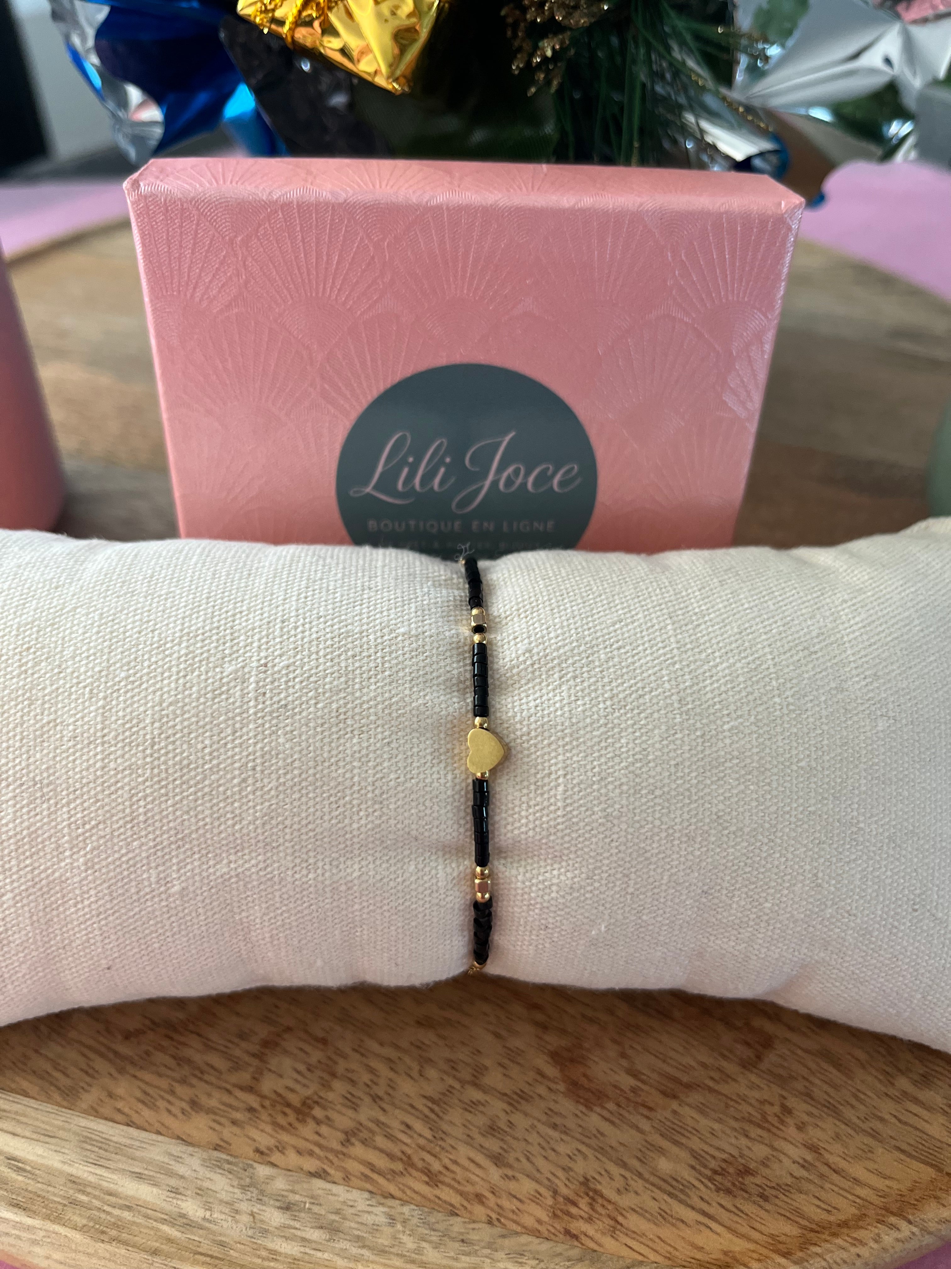 Bracelet noir et doré – Petit cœur central