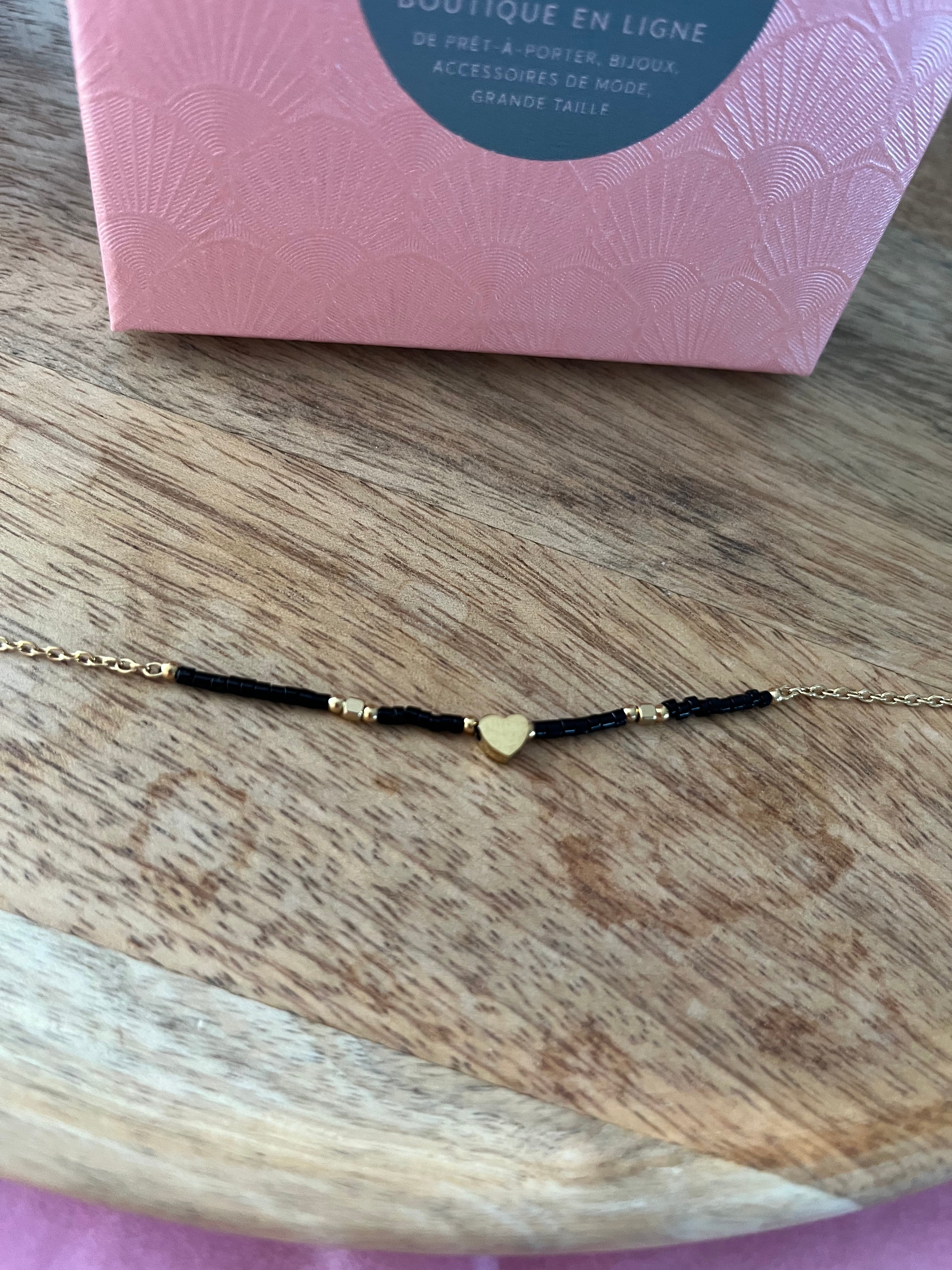 Bracelet noir et doré – Petit cœur central