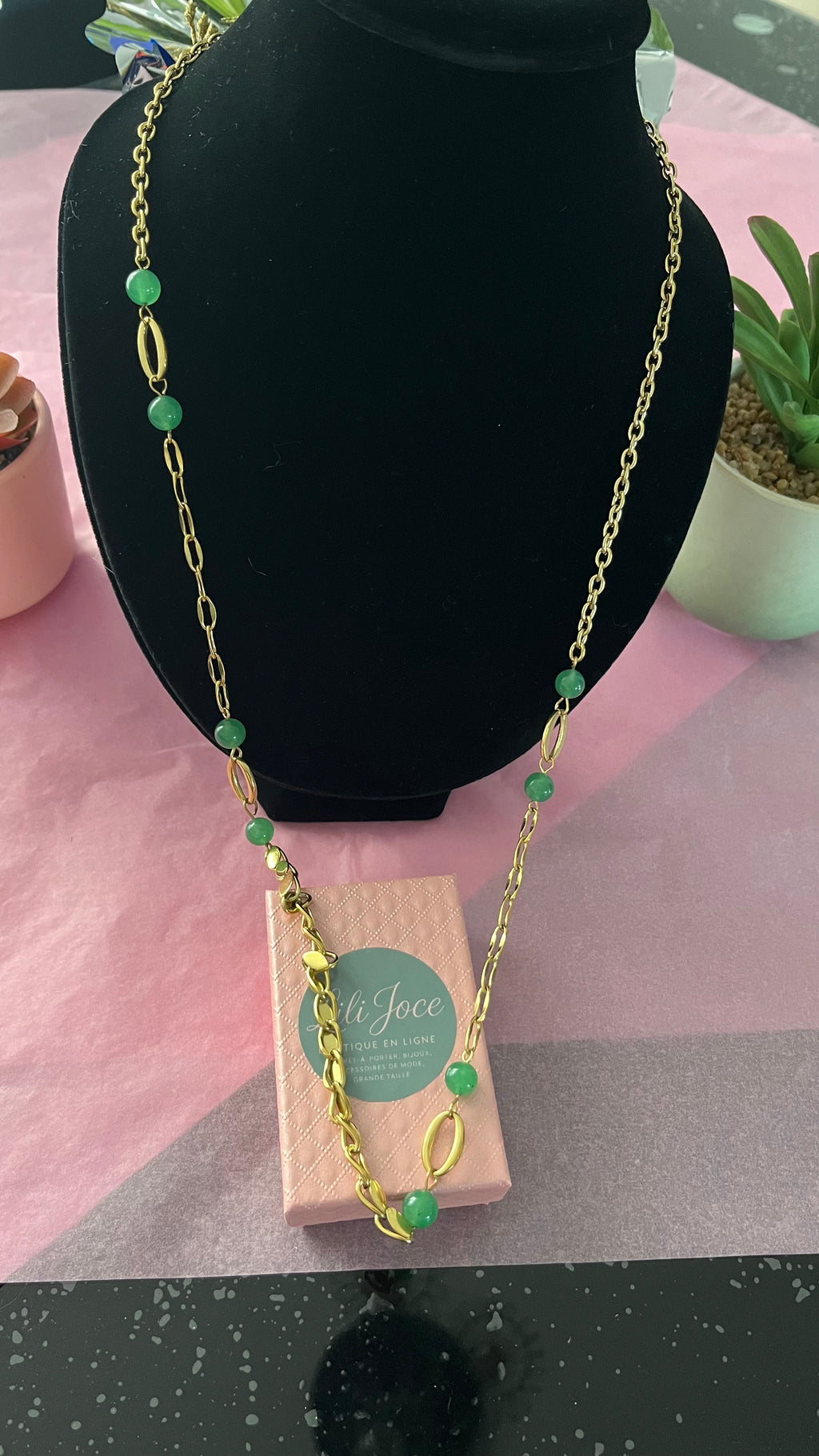 Collier Sautoir Doré à Maillons Feuille et Perles Vertes.