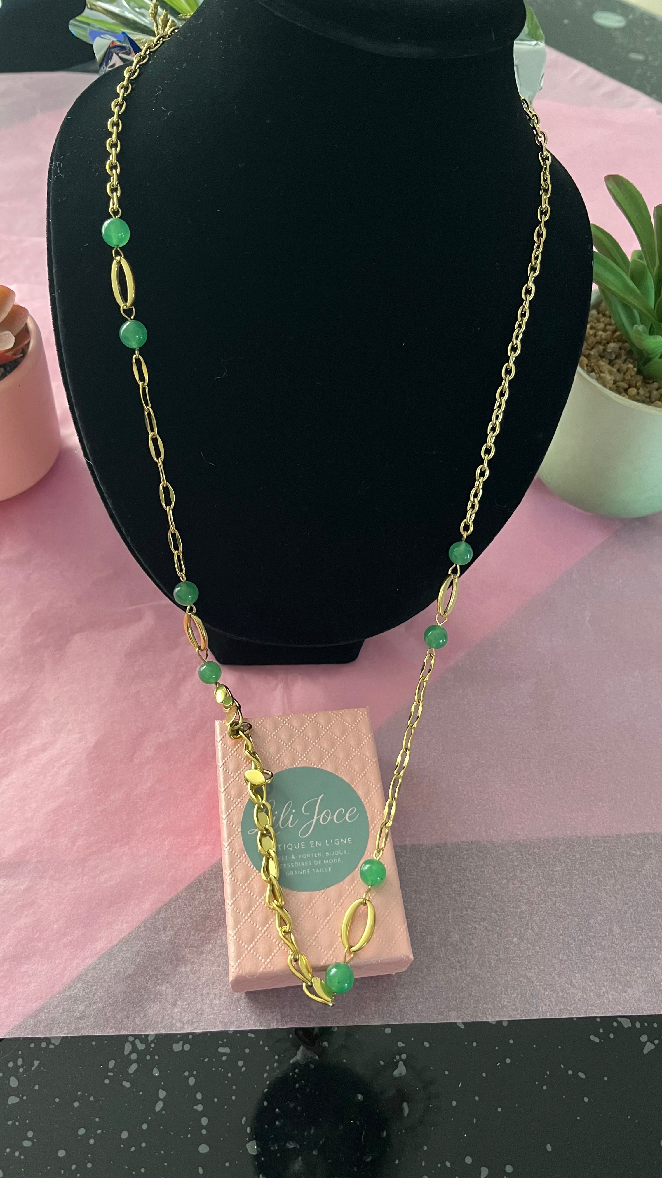 Collier Sautoir Doré à Maillons Feuille et Perles Vertes.
