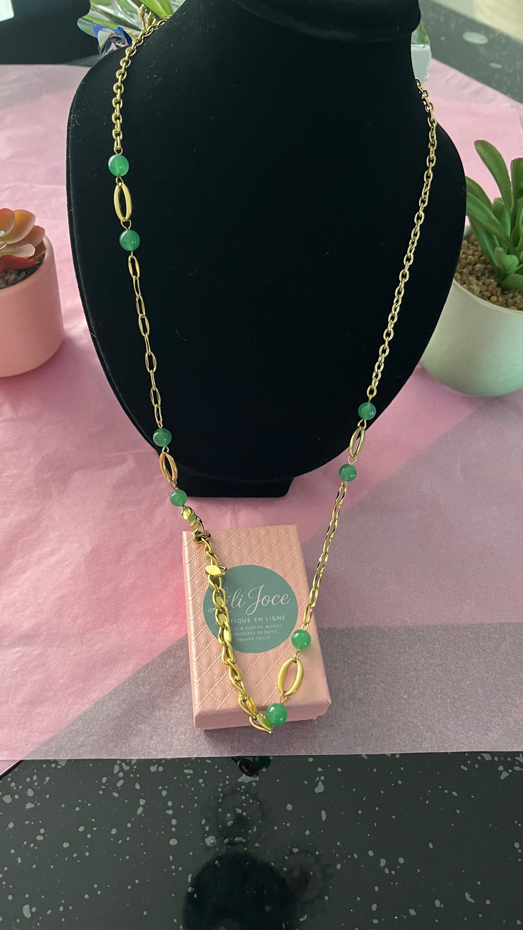 Collier Sautoir Doré à Maillons Feuille et Perles Vertes.