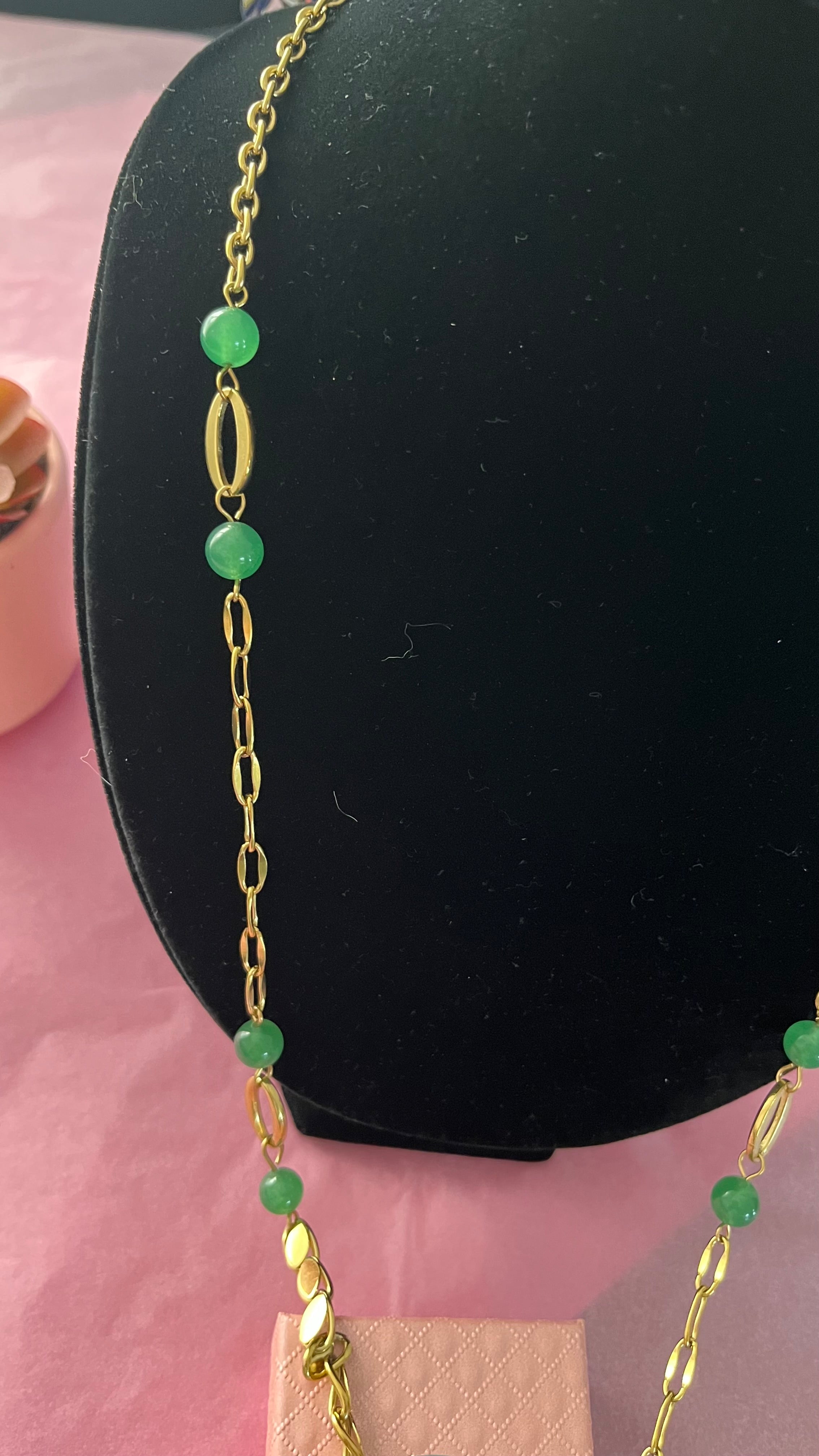 Collier Sautoir Doré à Maillons Feuille et Perles Vertes.