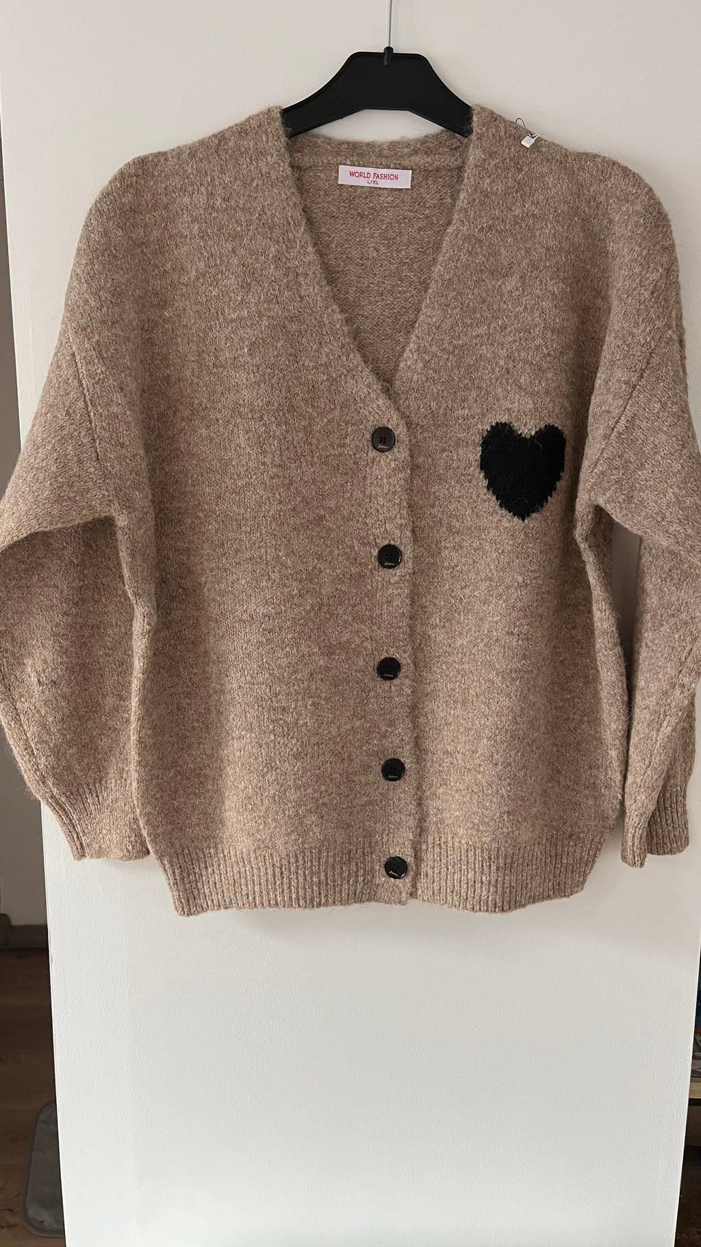 Cardigan en laine et matière recyclée avec cœur..