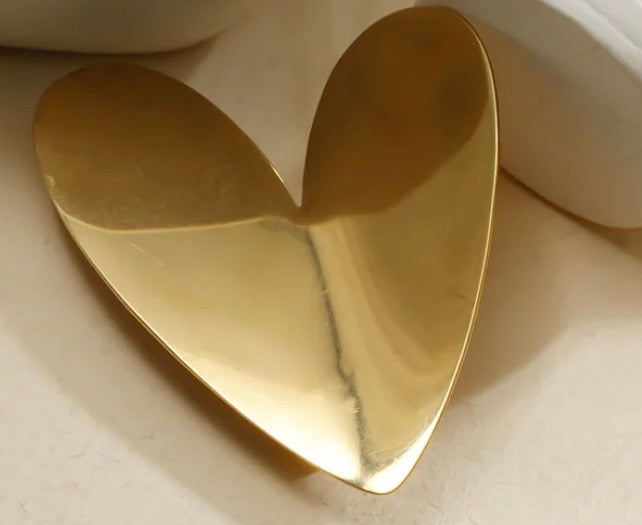 Broche dorée aimantée cœur brossée.