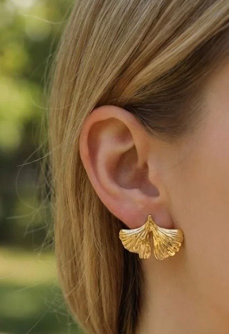 Clous d'oreilles feuilles d'or...