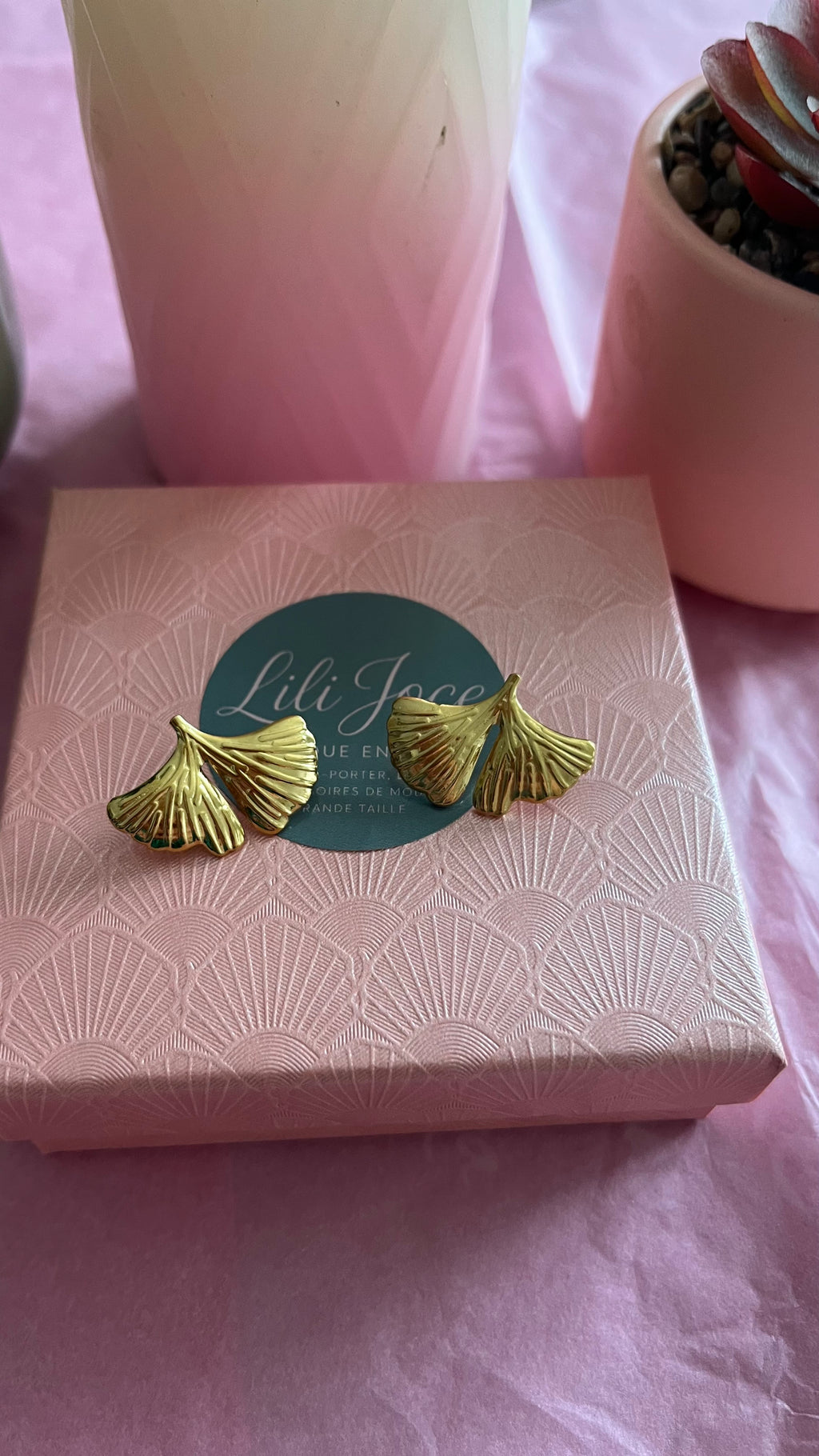 Clous d'oreilles feuilles d'or...