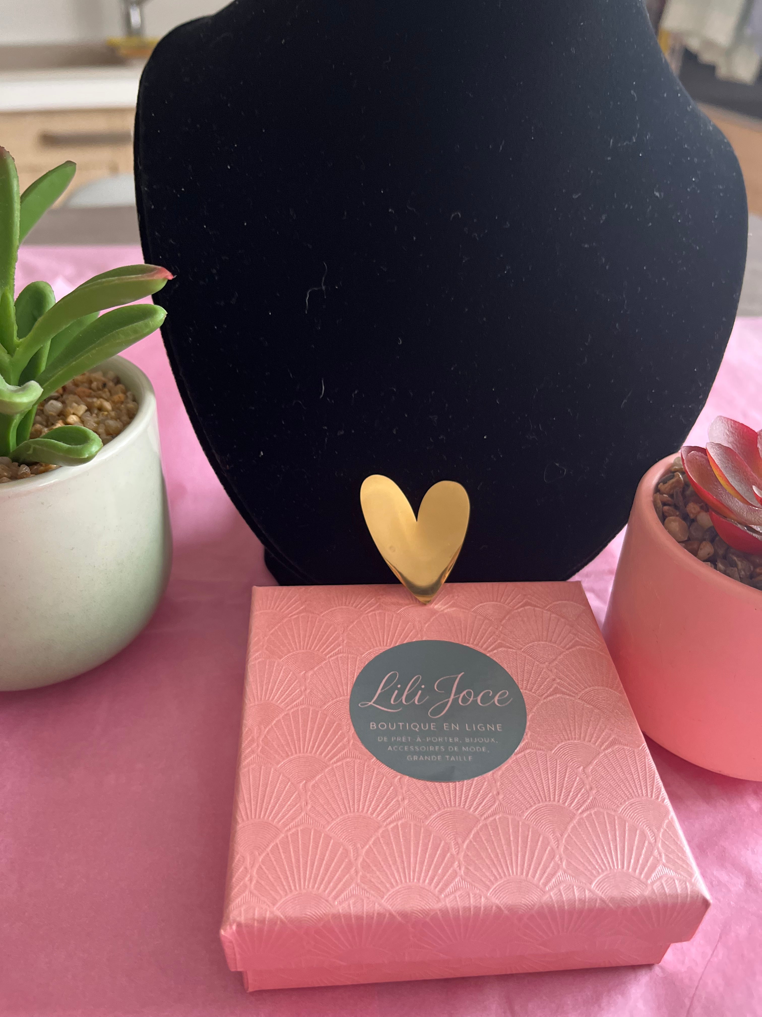 Broche dorée aimantée cœur brossée.