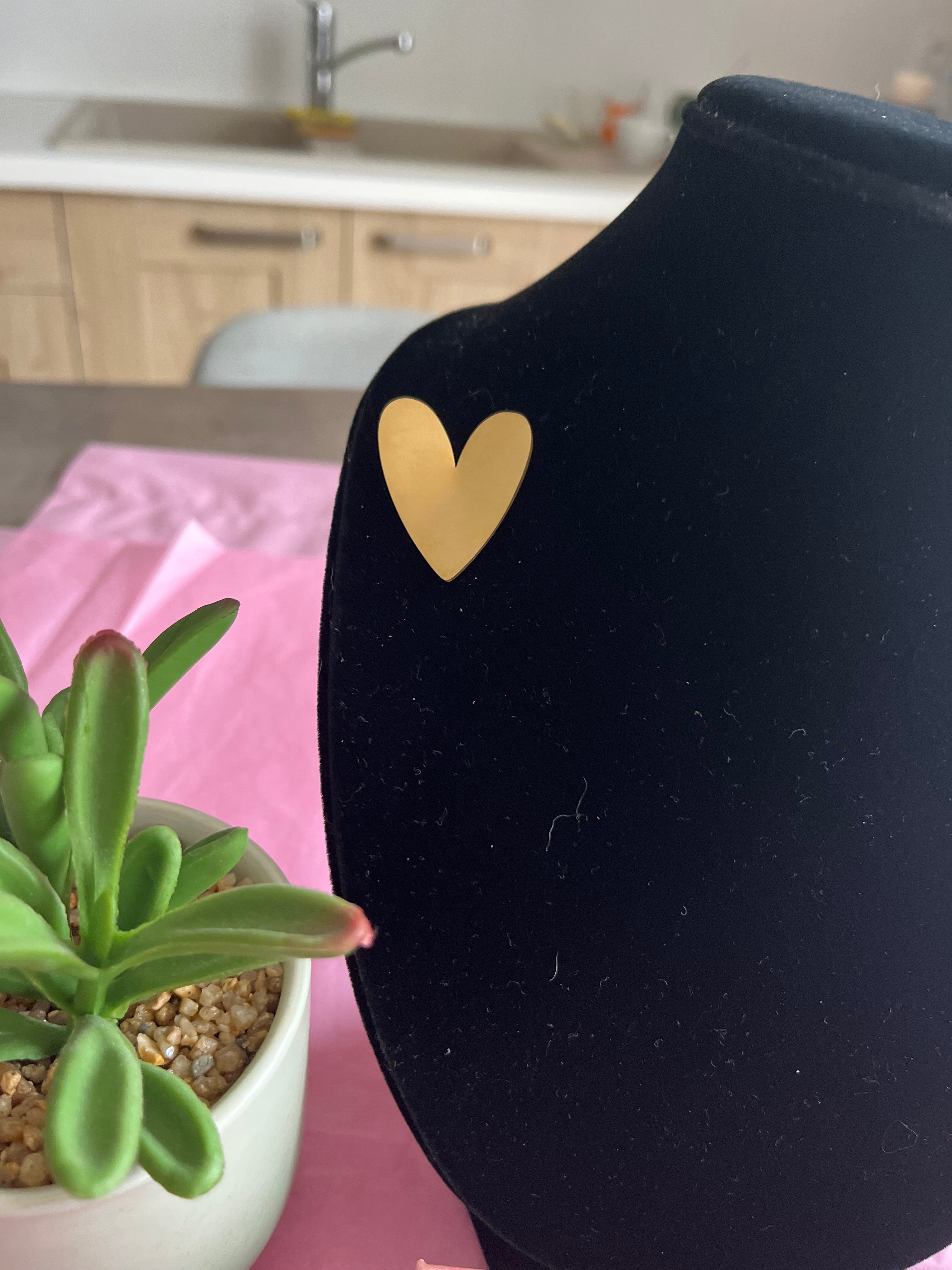 Broche dorée aimantée cœur brossée.