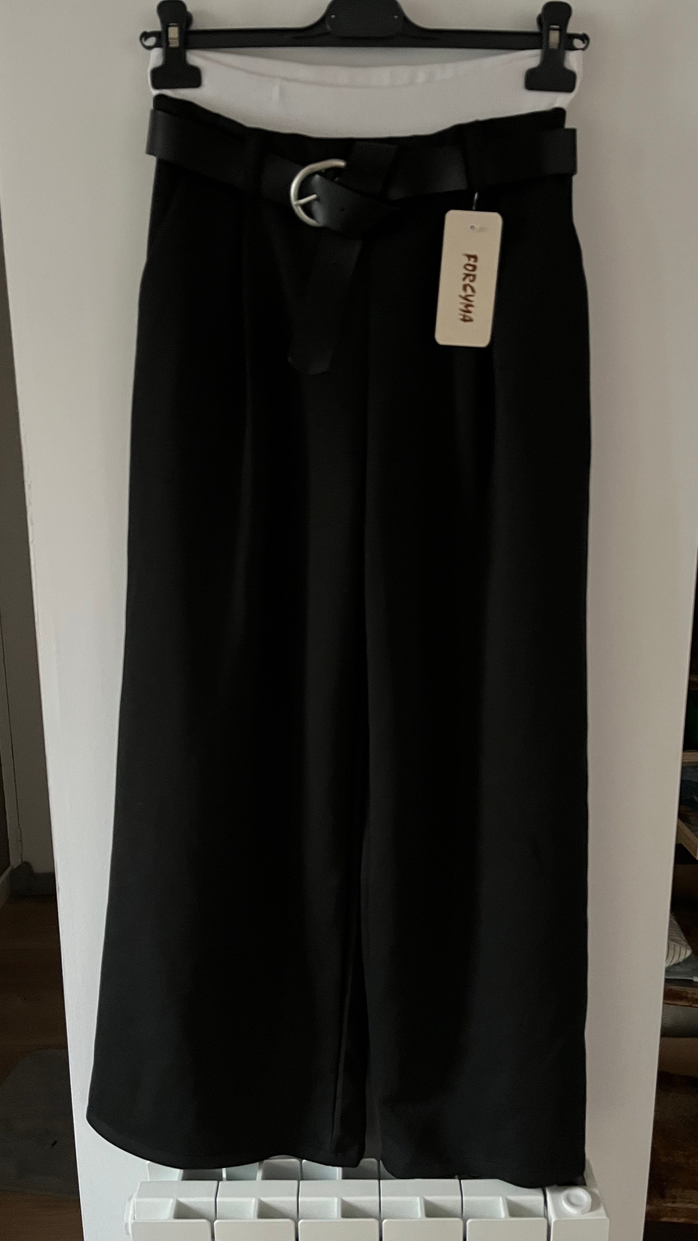 Pantalon avec ceinture et bande blanche Noir