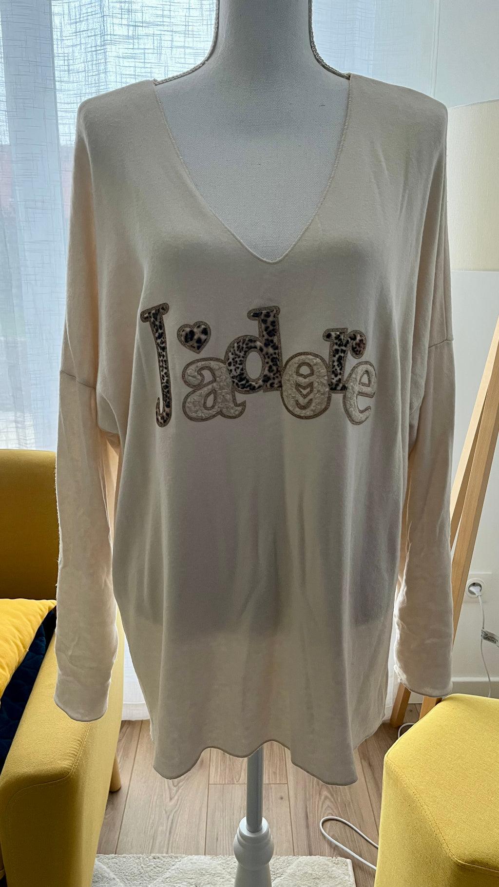 Pull Col V fourré avec imprimé "J'adore"