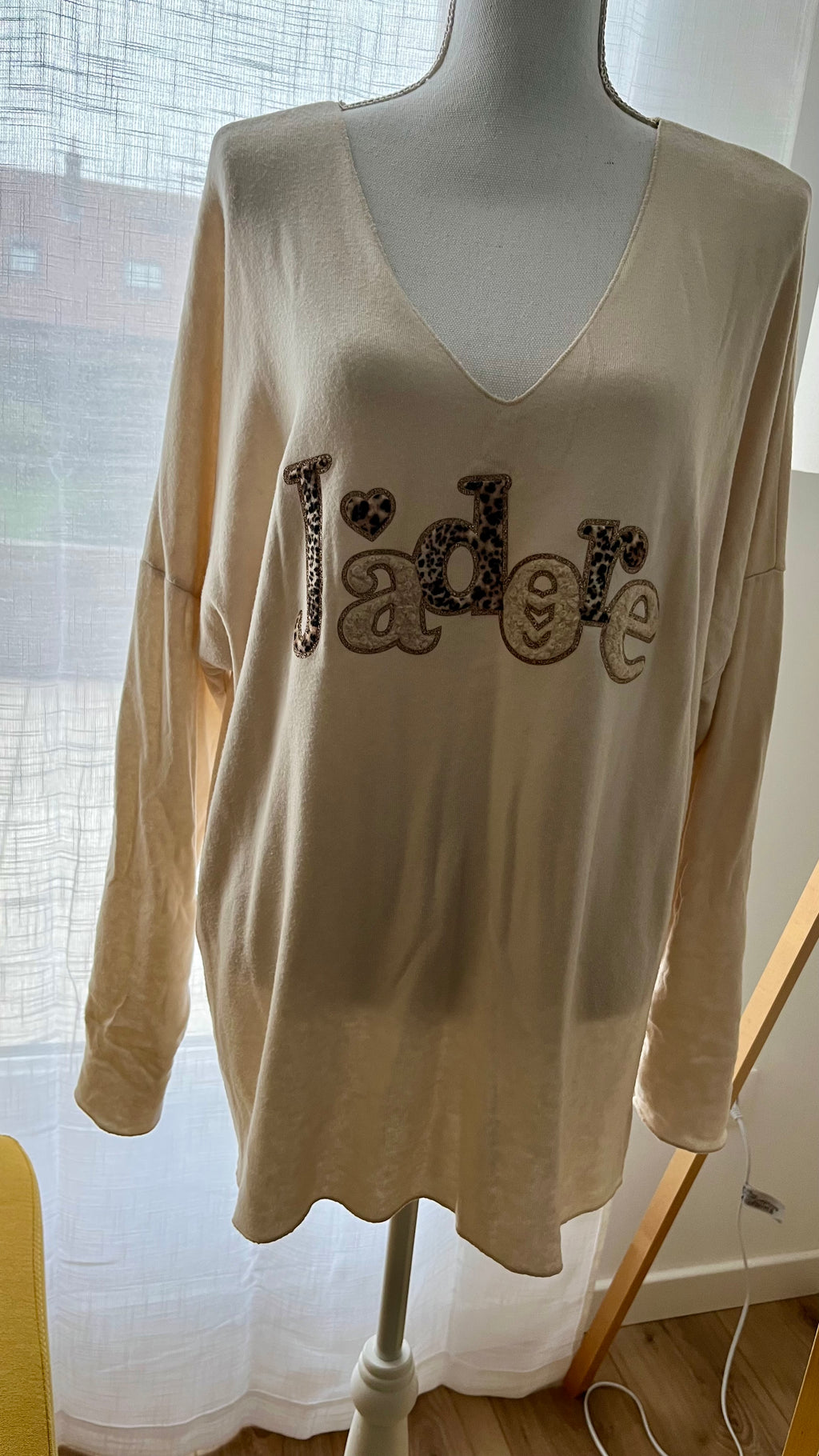 Pull Col V fourré avec imprimé "J'adore"
