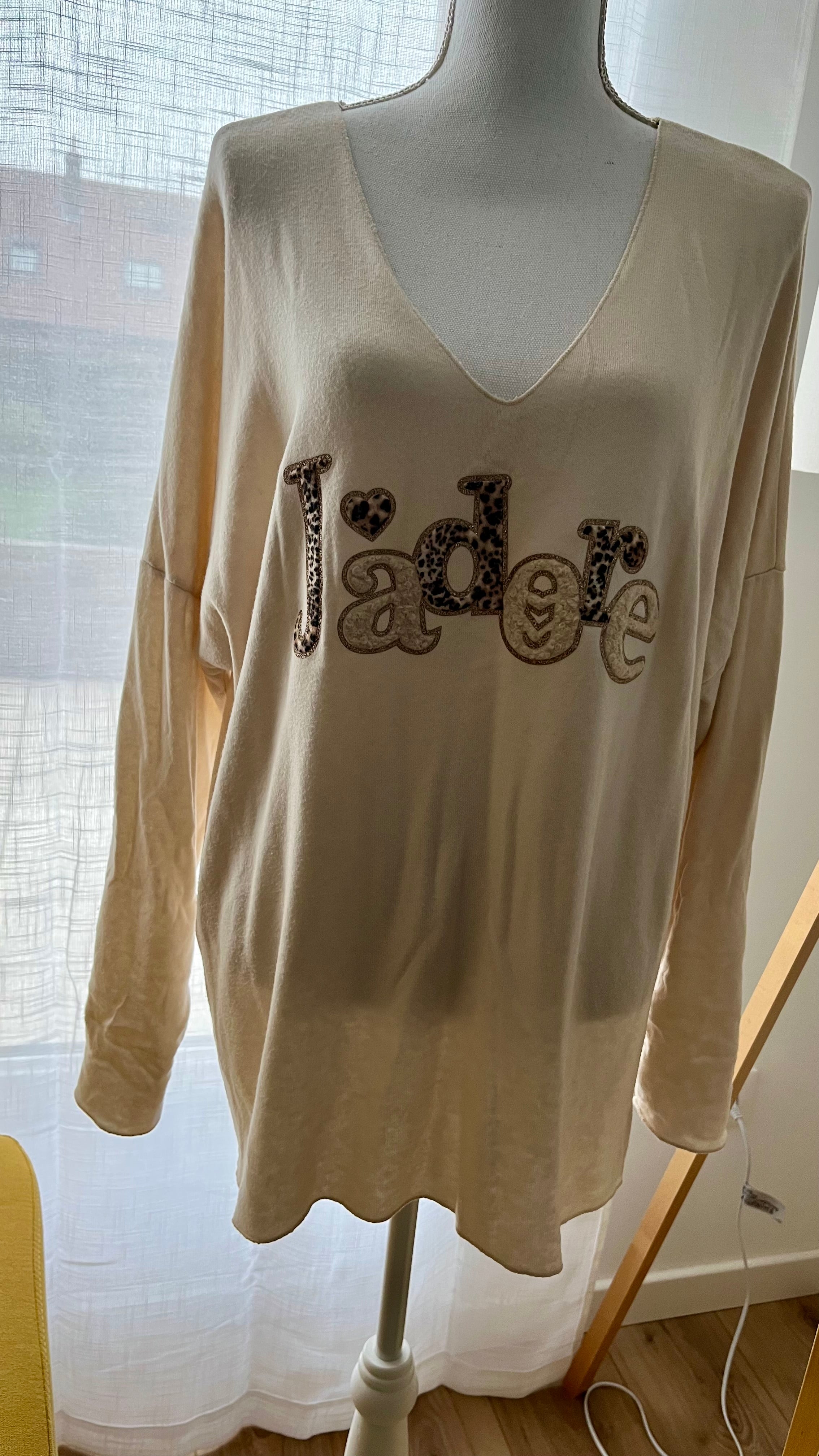 Pull Col V fourré avec imprimé "J'adore"
