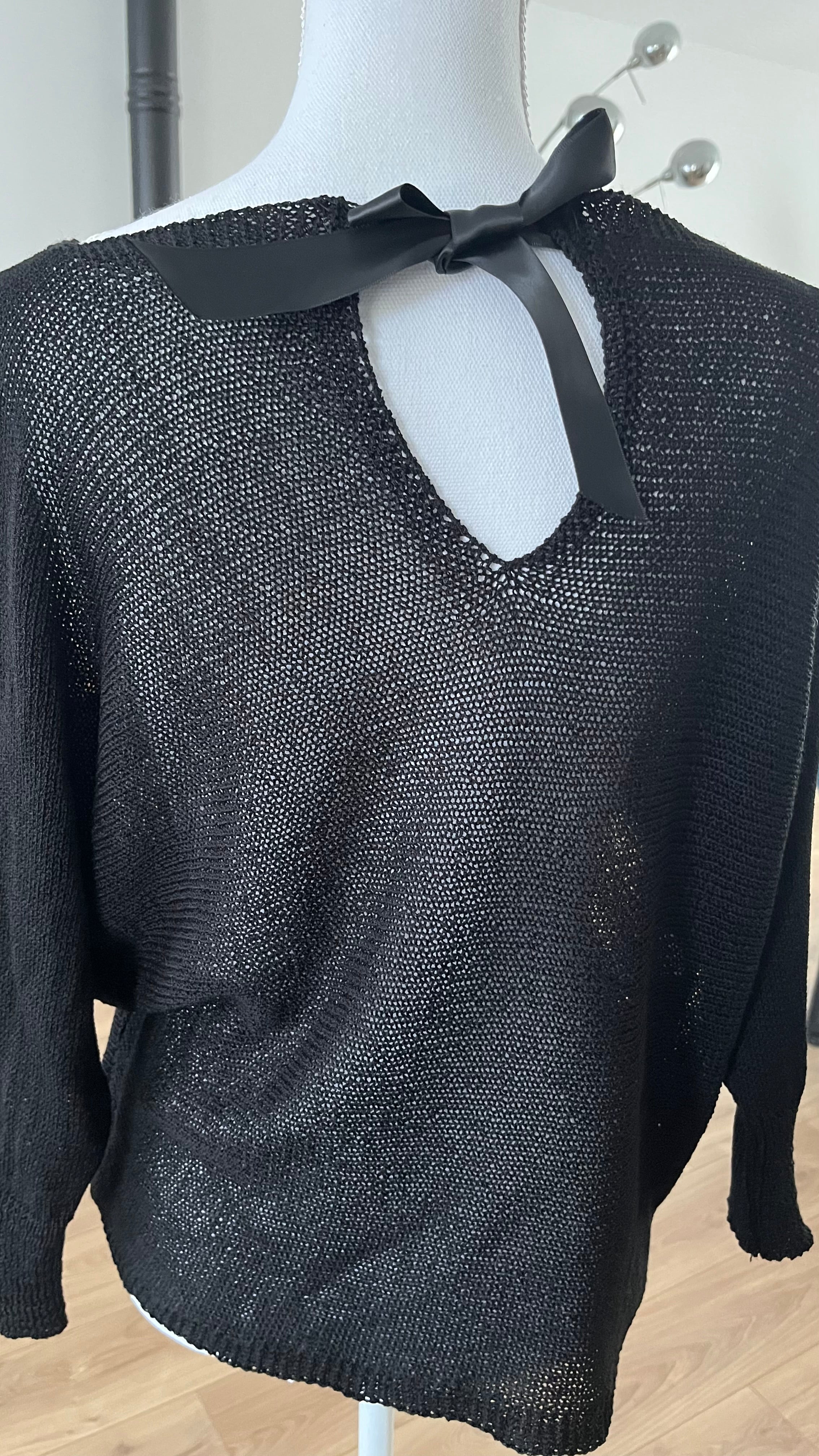 Pull maille fine avec nœud dos ouvert..