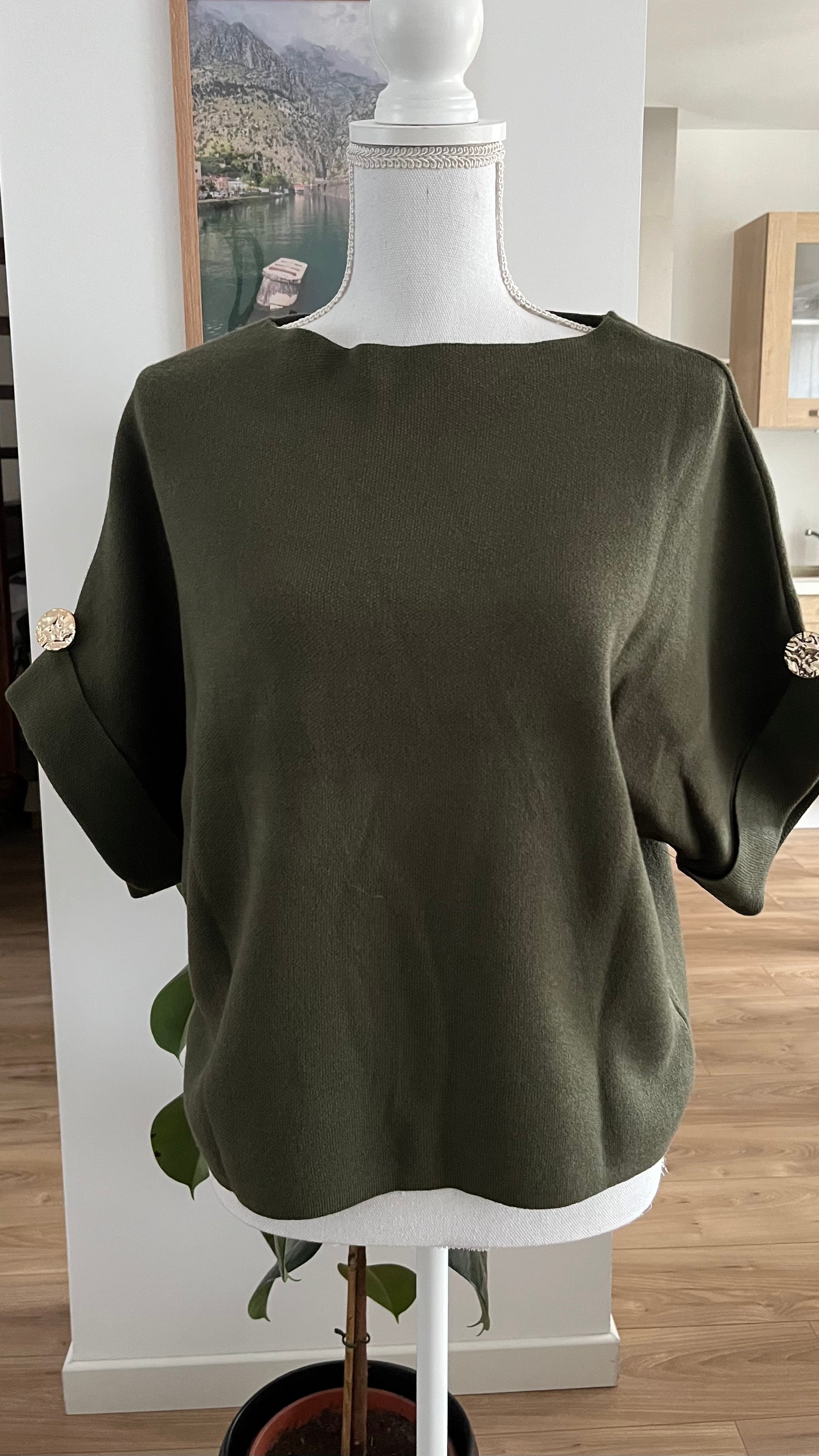 Pull avec manches à boutons dorés
