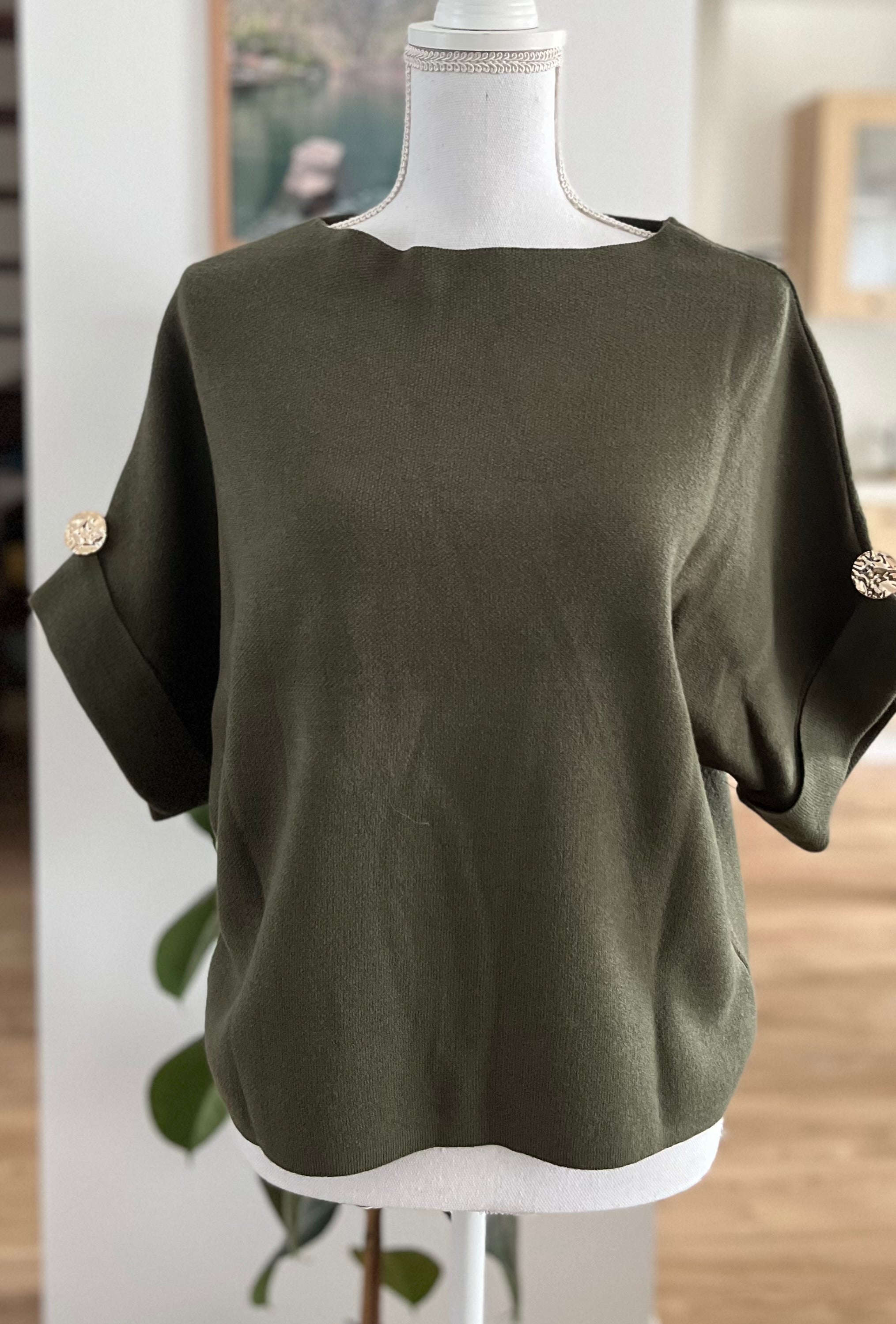 Pull avec manches à boutons dorés