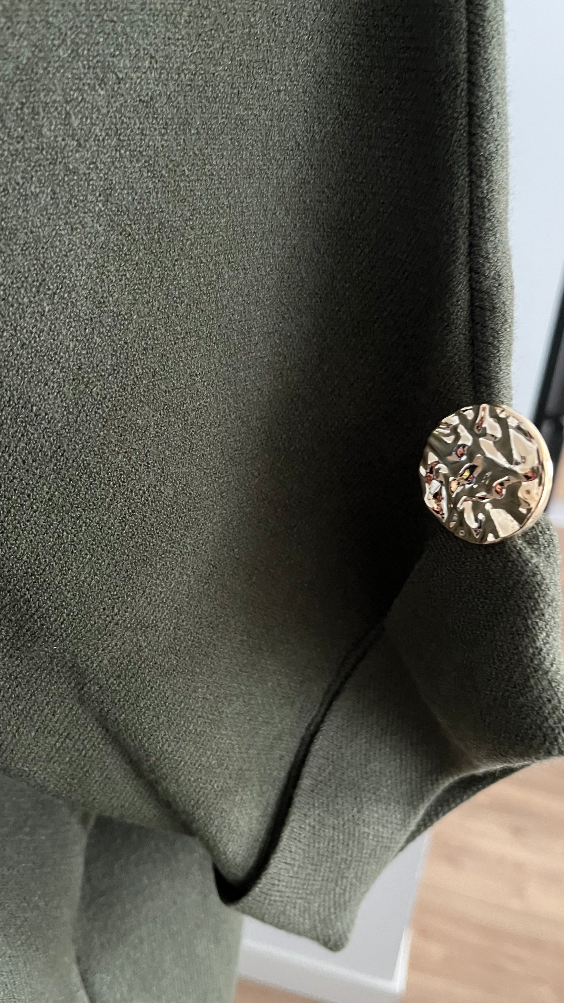 Pull avec manches à boutons dorés