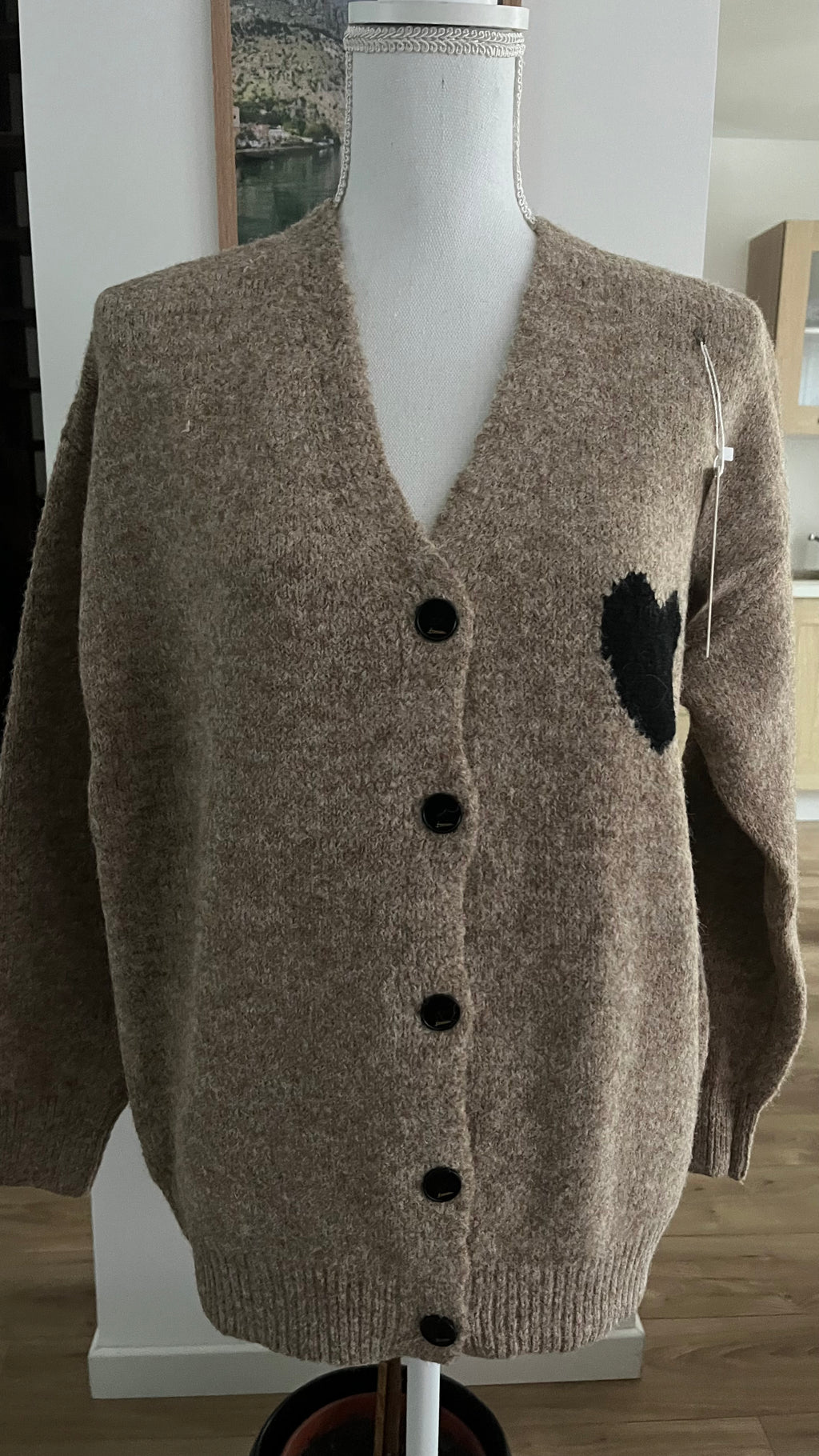 Cardigan en laine et matière recyclée avec cœur..