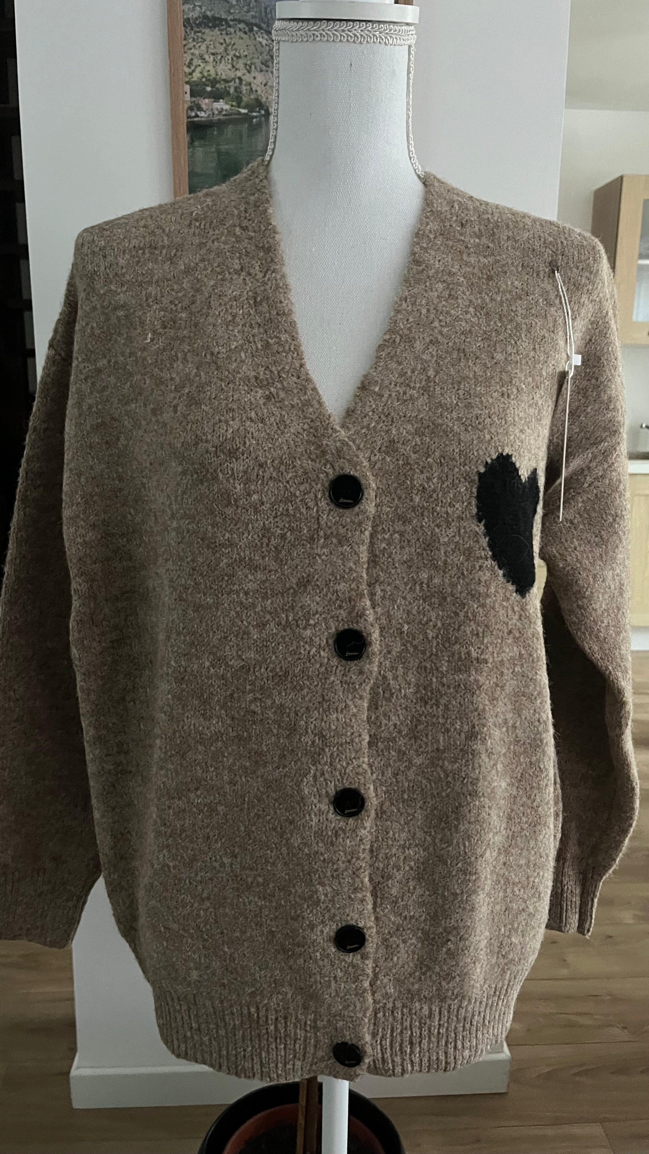 Cardigan en laine et matière recyclée avec cœur..