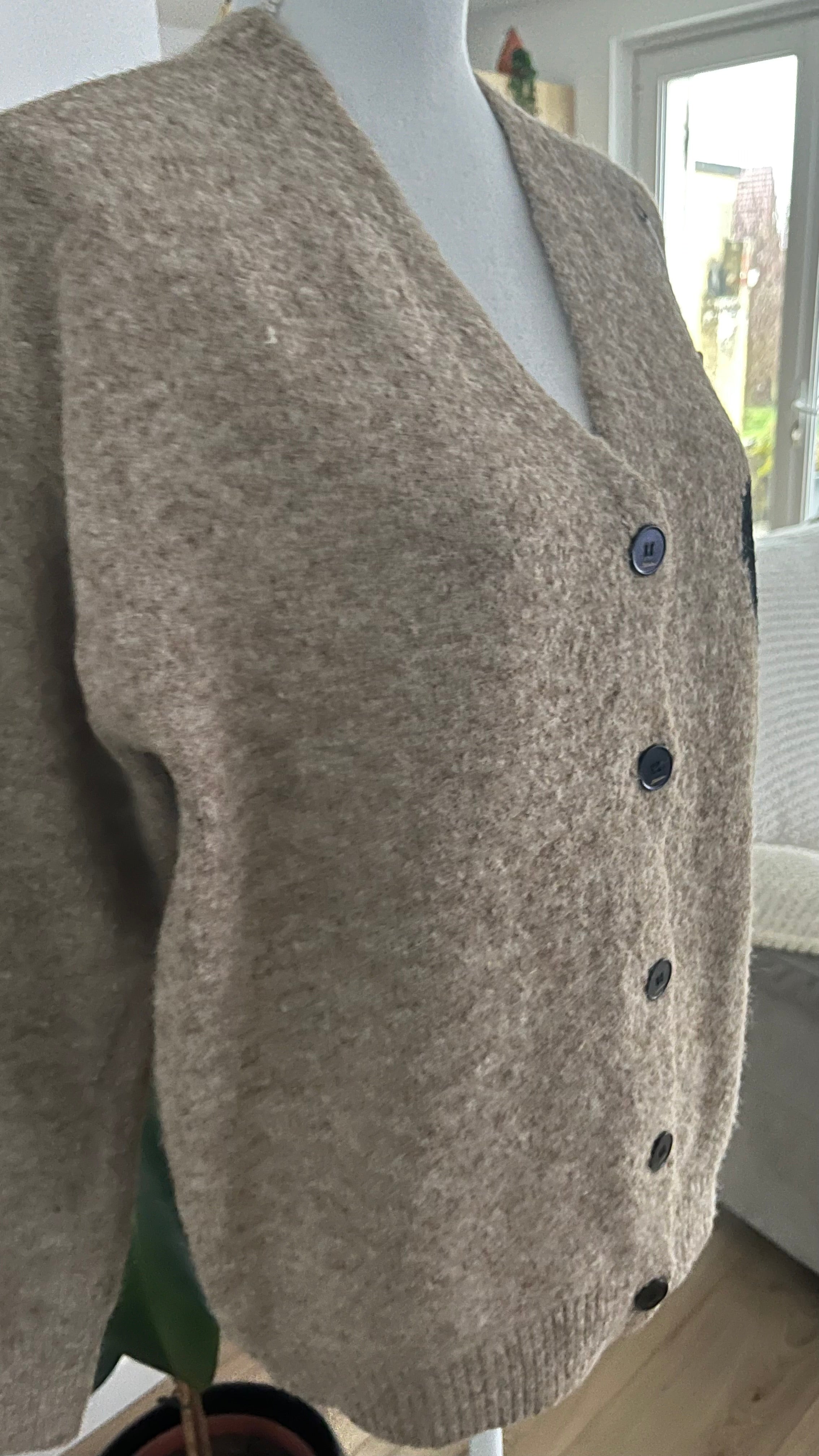 Cardigan en laine et matière recyclée avec cœur..