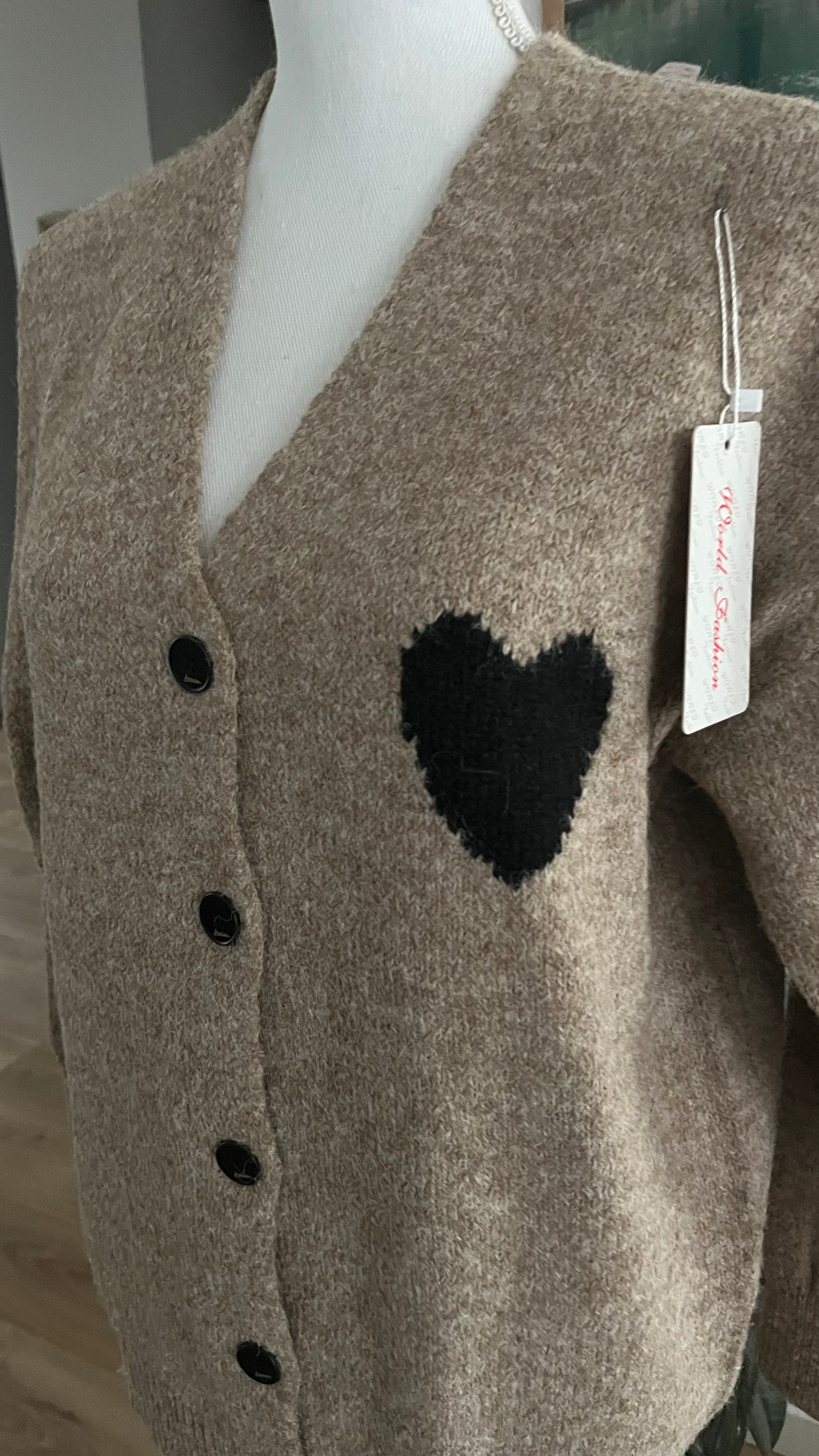 Cardigan en laine et matière recyclée avec cœur..