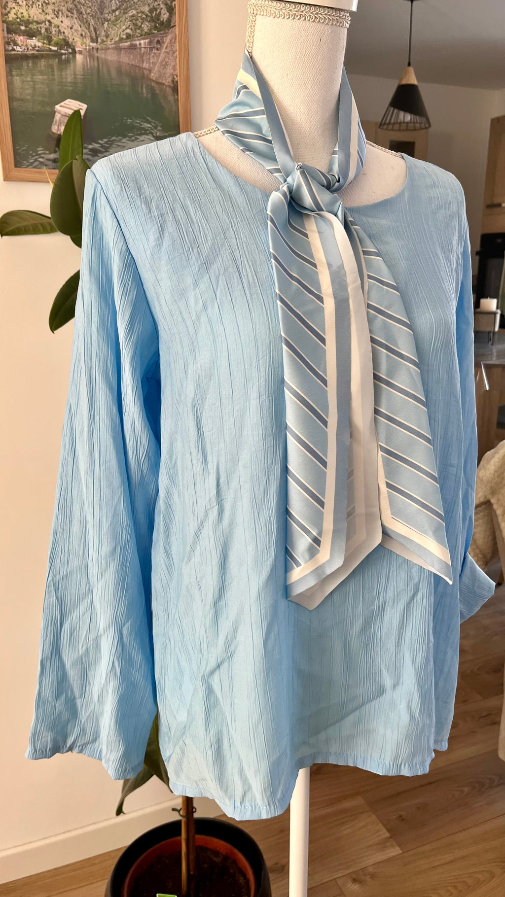 Blouse "Carole" avec écharpe satinée