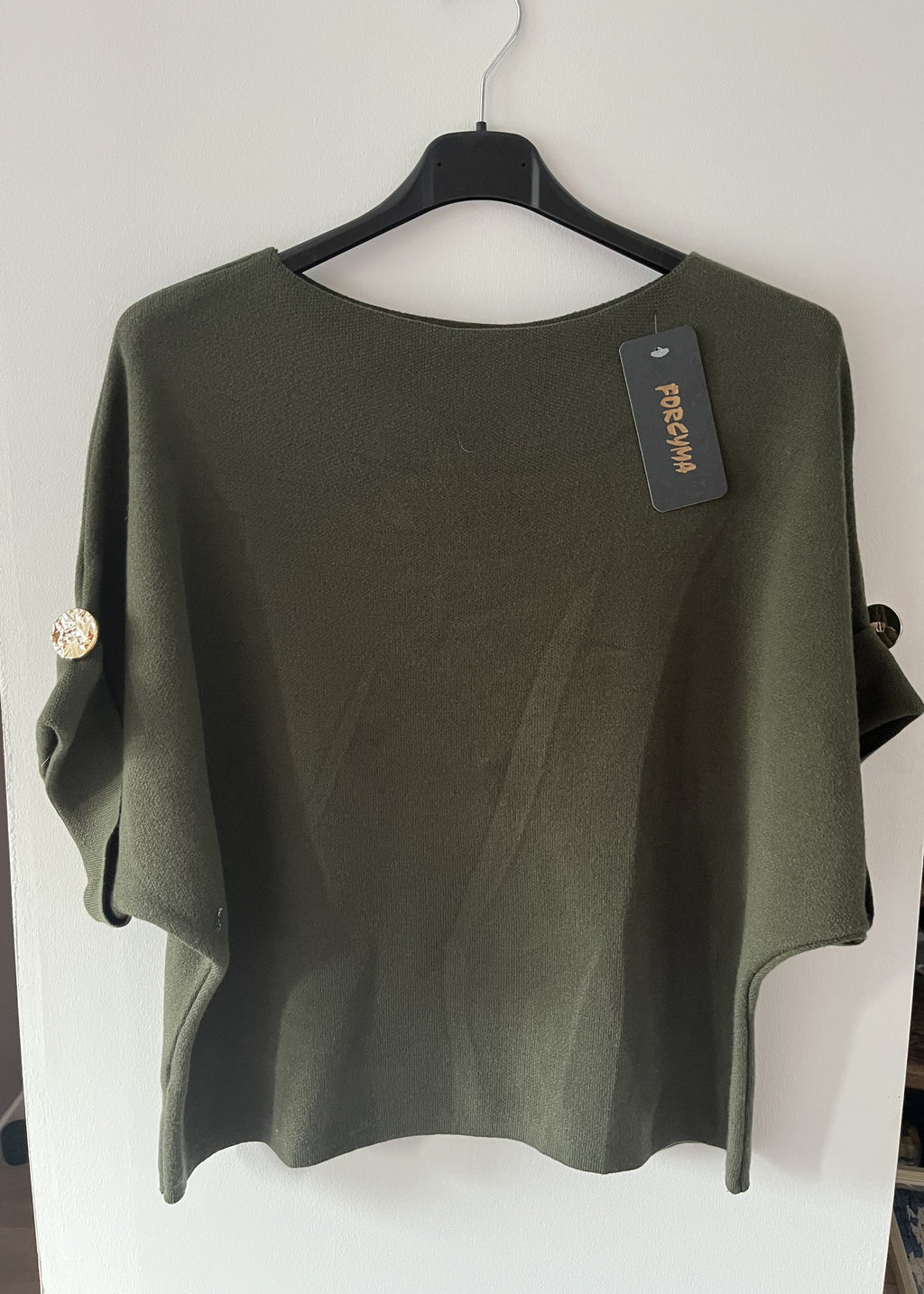 Pull avec manches à boutons dorés