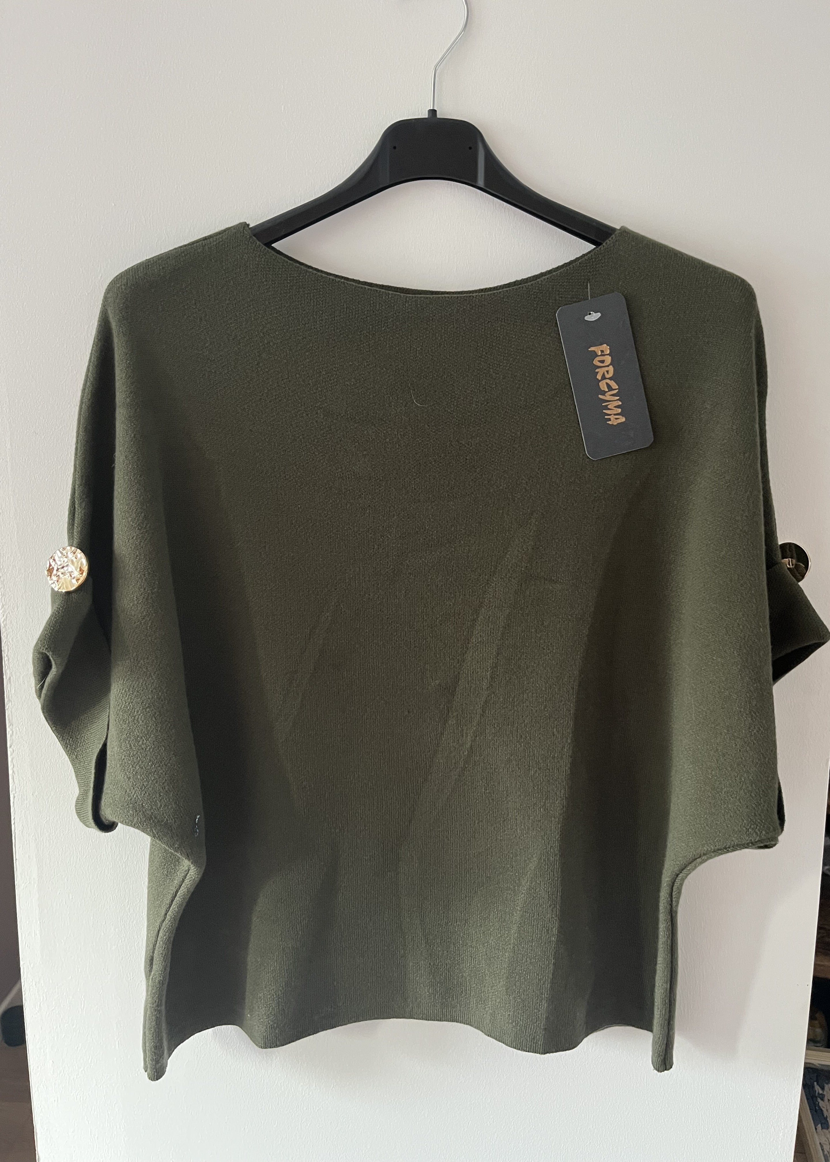 Pull avec manches à boutons dorés