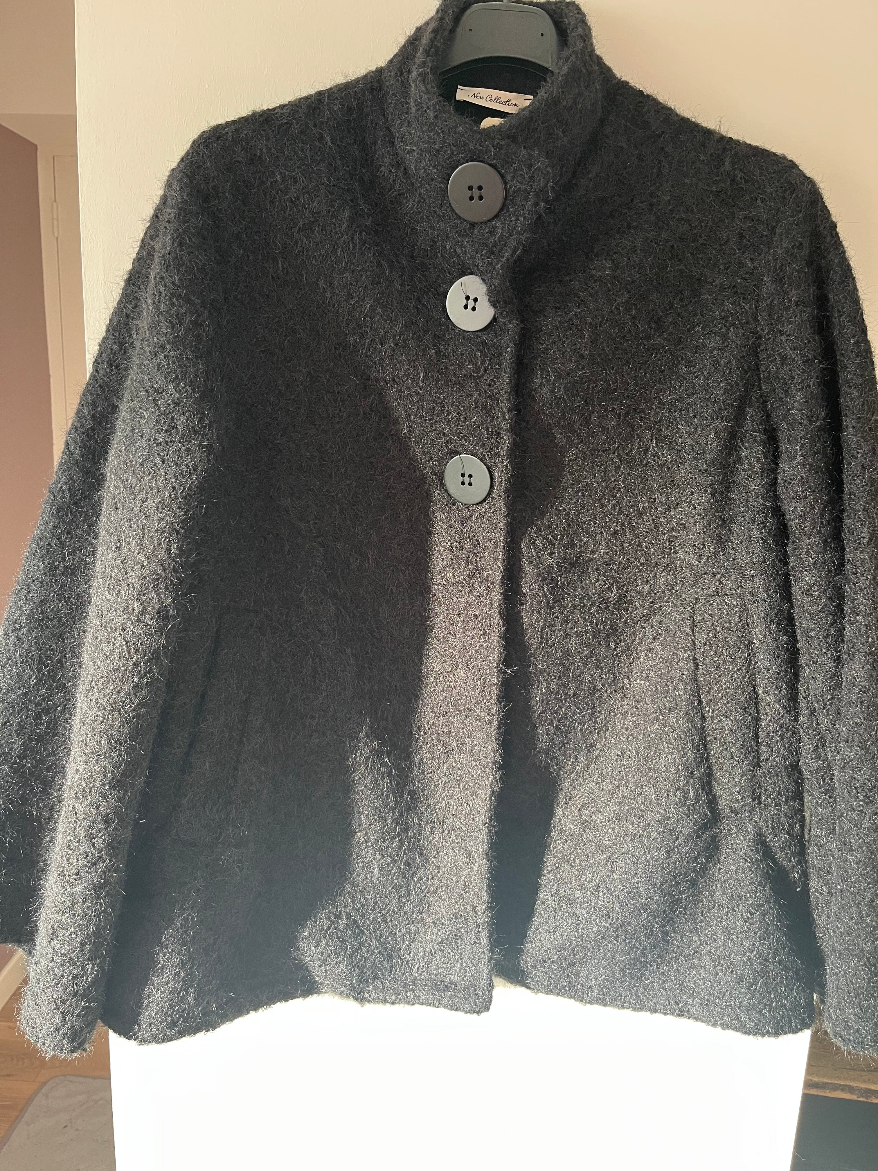 Veste style poncho en laine bouclée