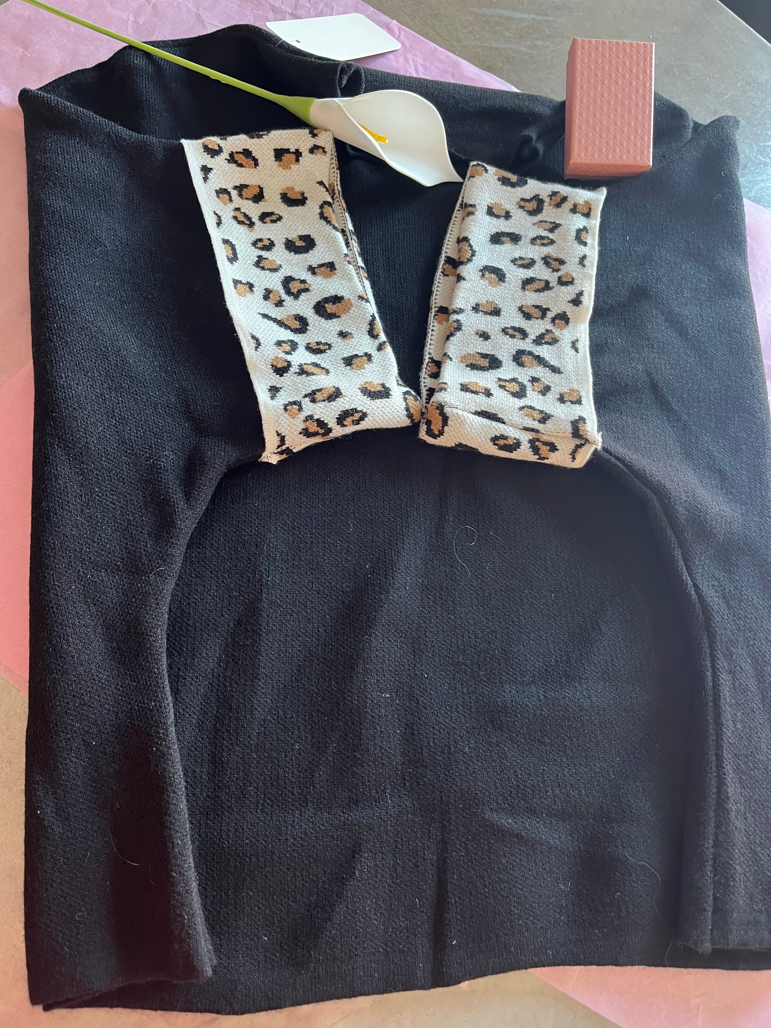 Pull col montant à manches revers léopard