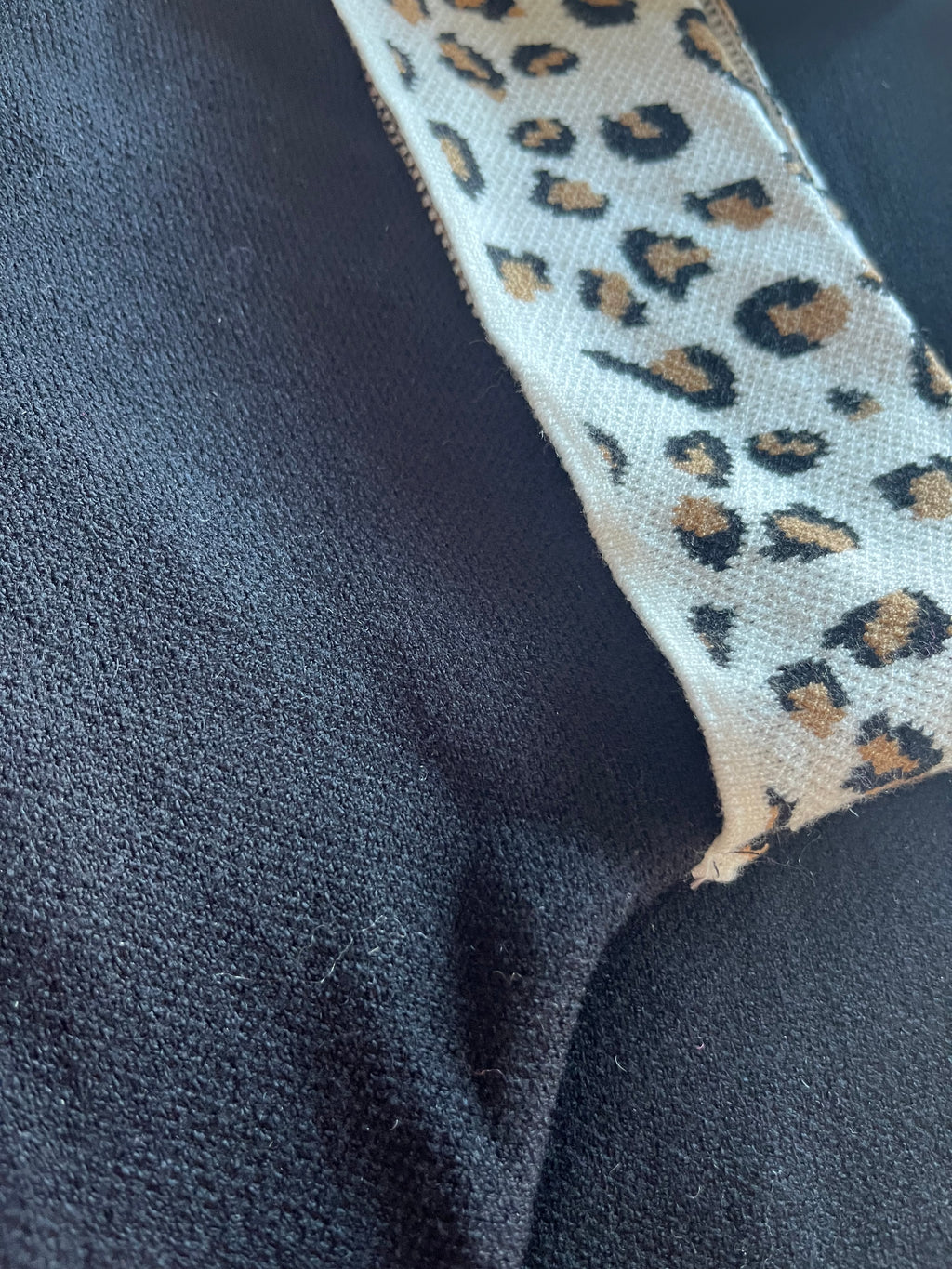 Pull col montant à manches revers léopard