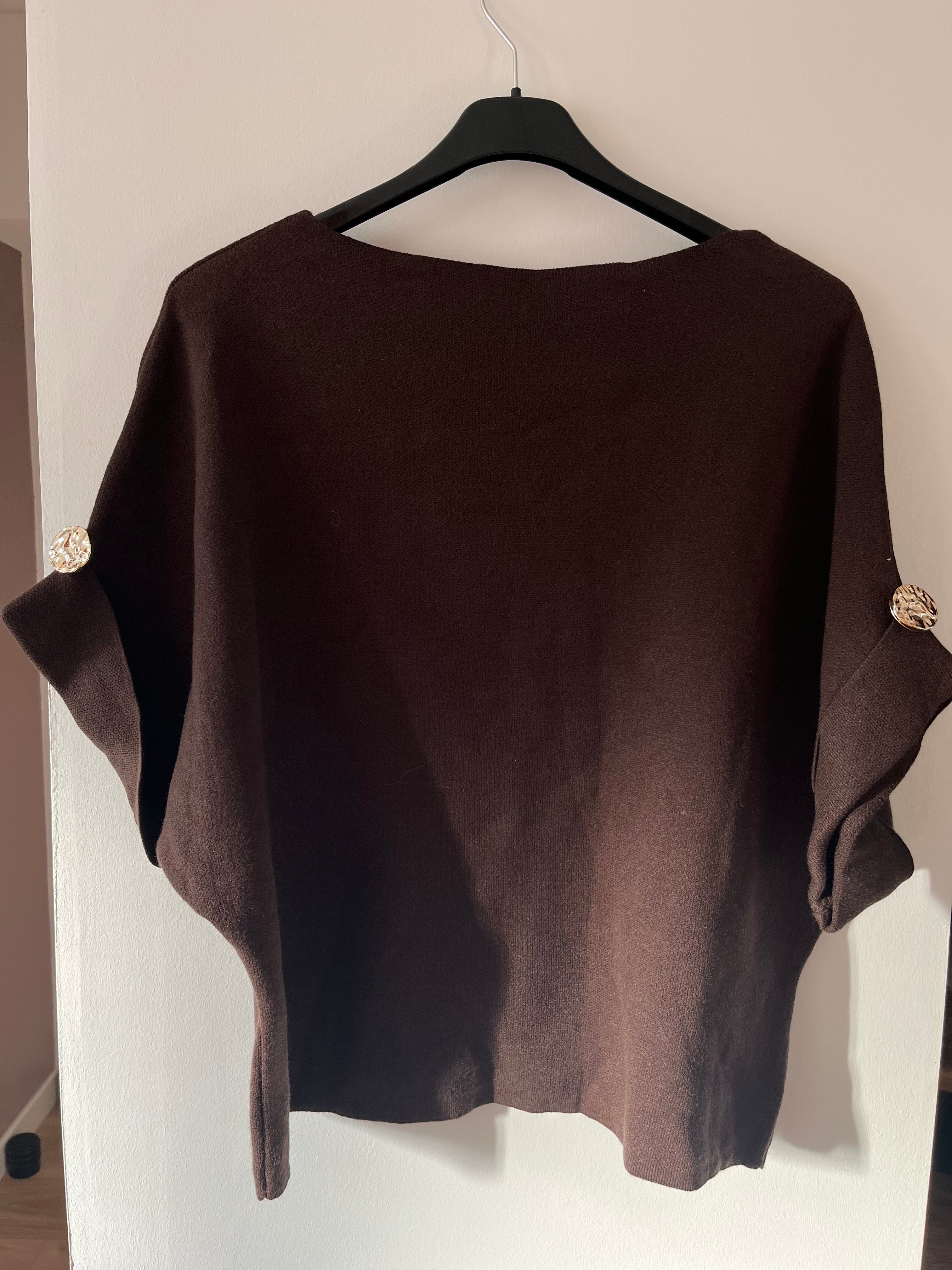 Pull avec manches à boutons dorés