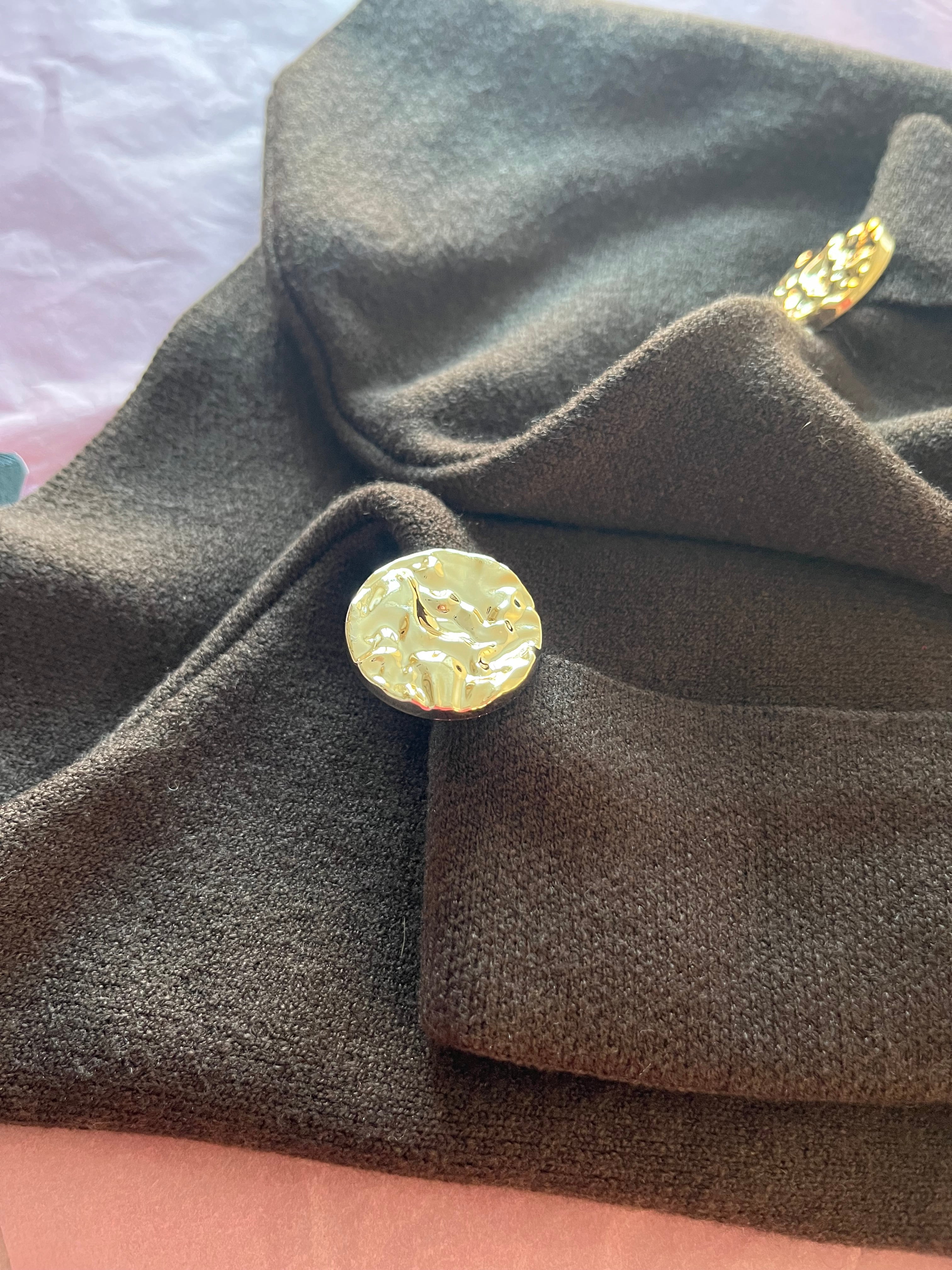 Pull avec manches à boutons dorés