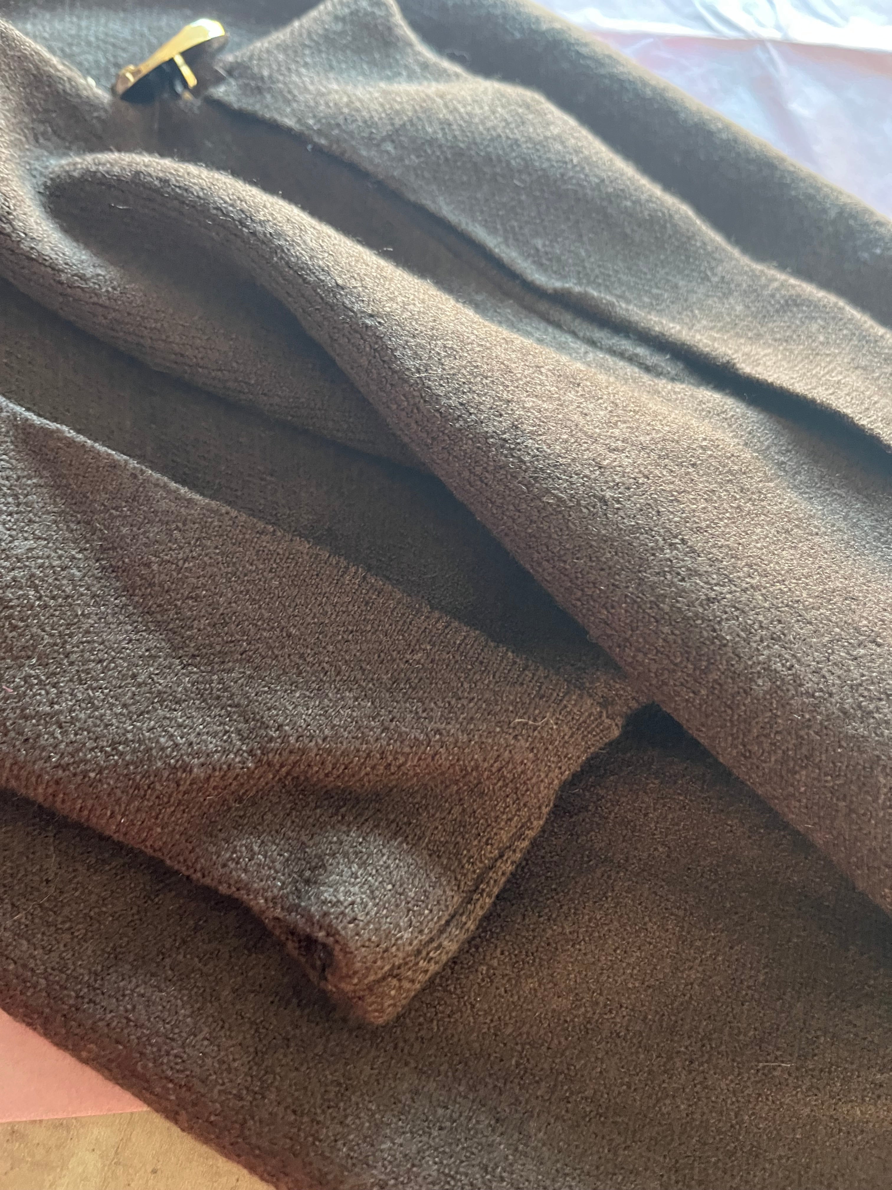 Pull avec manches à boutons dorés