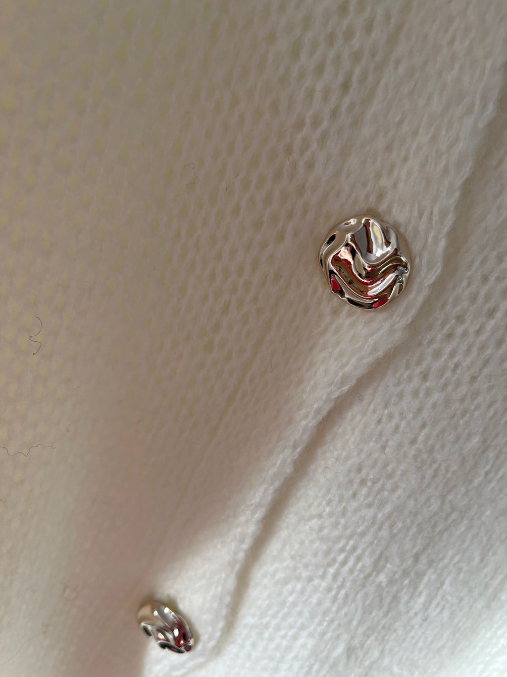 Gilet à col volanté et manches bouffantes